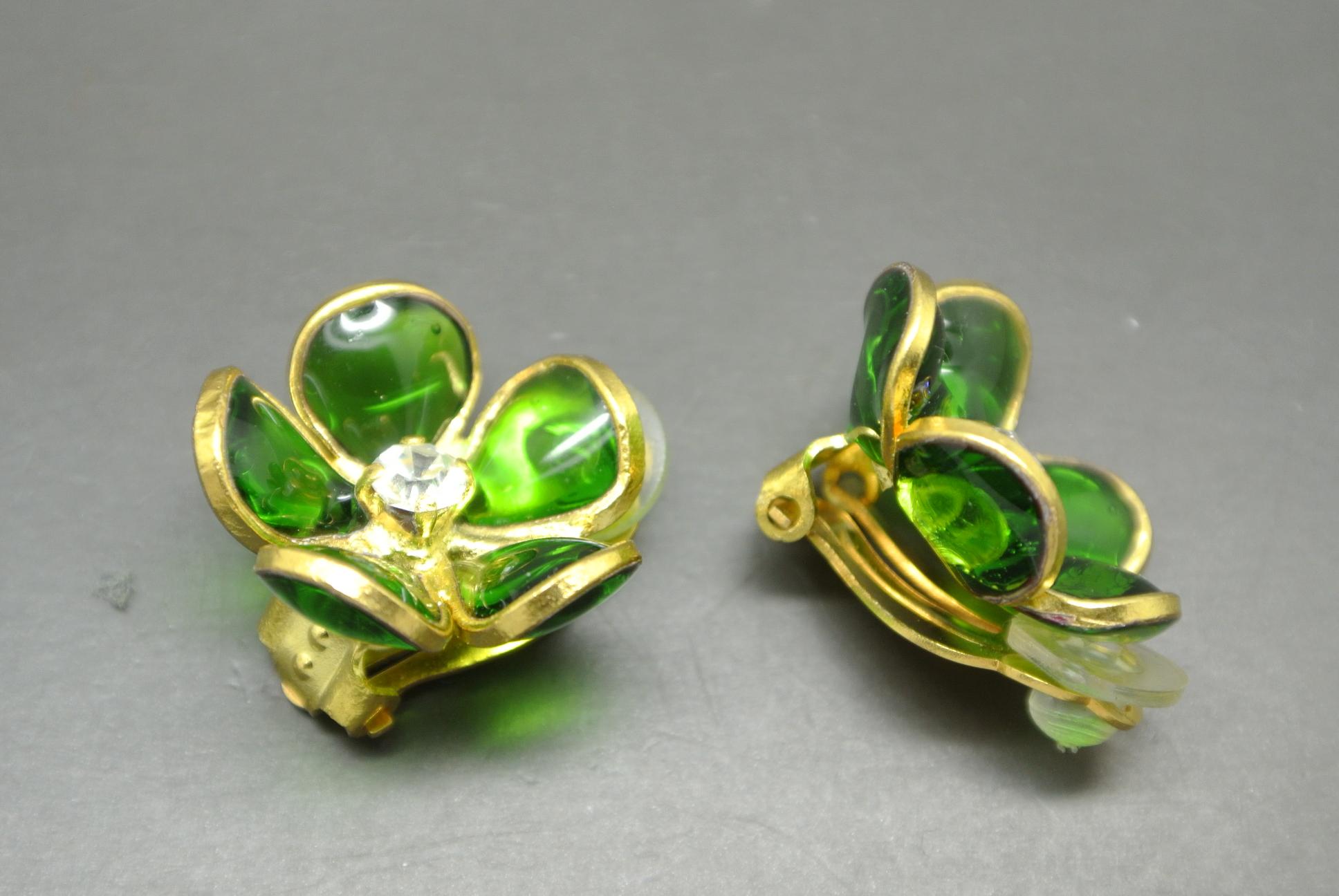 French Gripoix emerald Green flower Poured Glass Earrings In Good Condition For Sale In London, GB