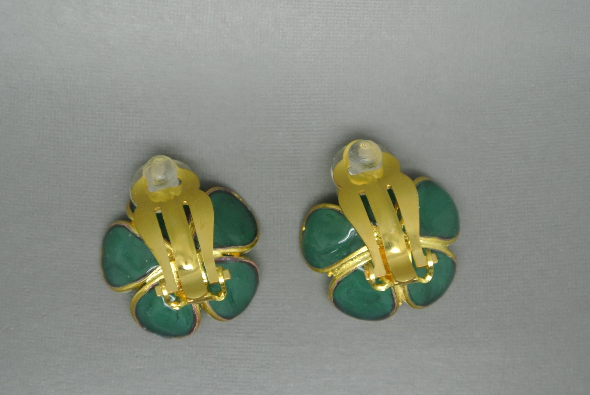 Couture earrings
Made in france originally
by Gripoix
classic flower design
not signed