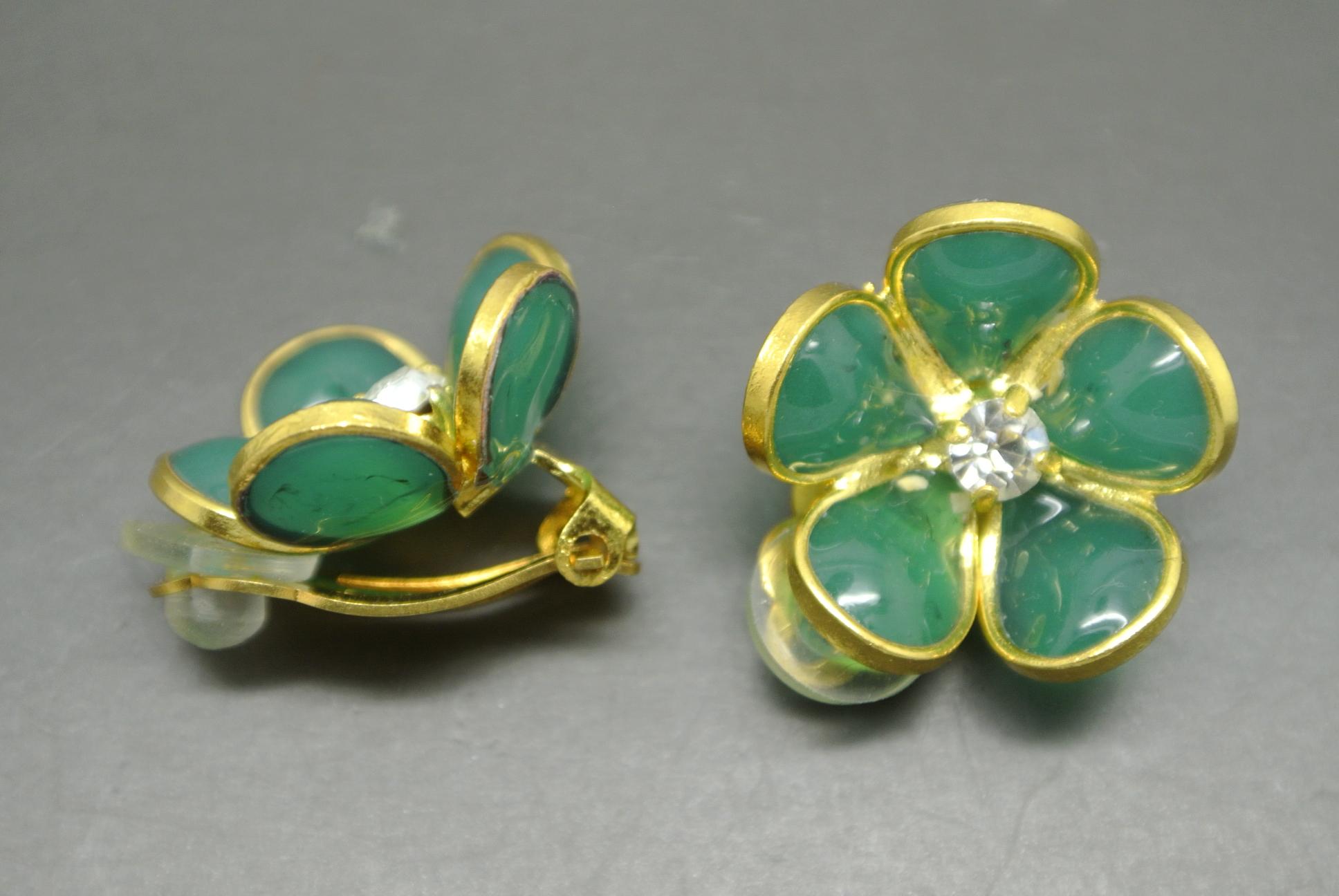 French Gripoix mint Green flower Poured Glass Earrings In Good Condition For Sale In London, GB