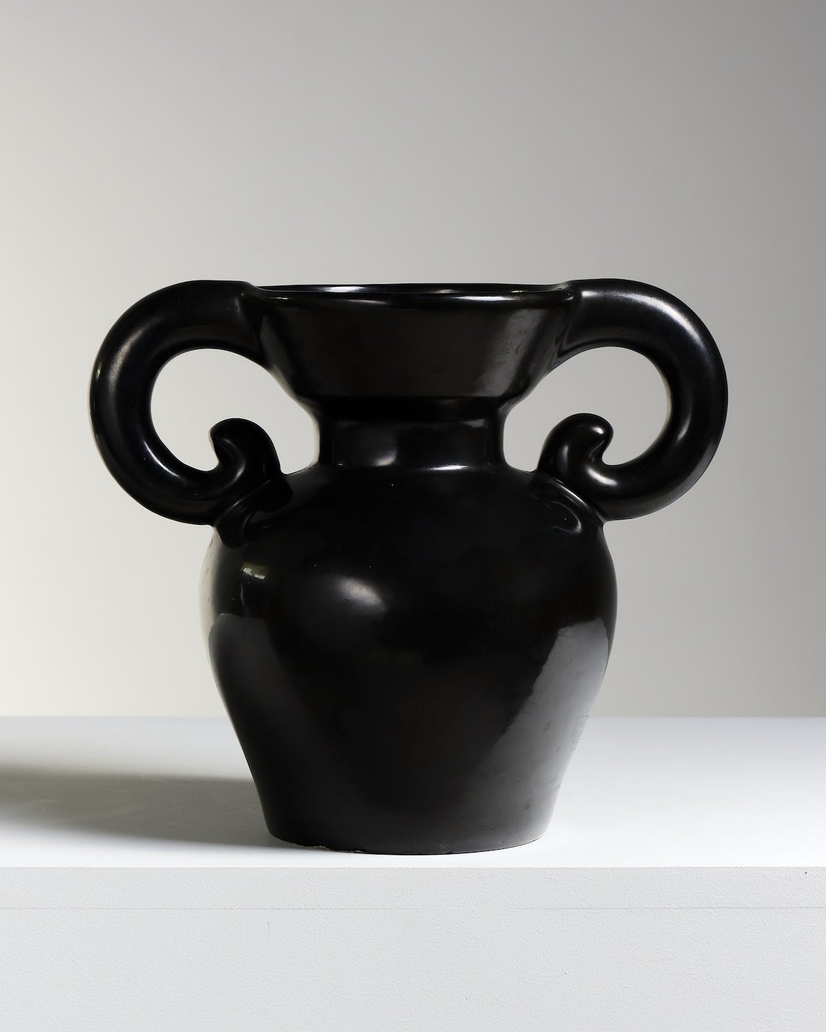 c.1950s
Cerámica esmaltada negra
Alturas 11 - 28 cm