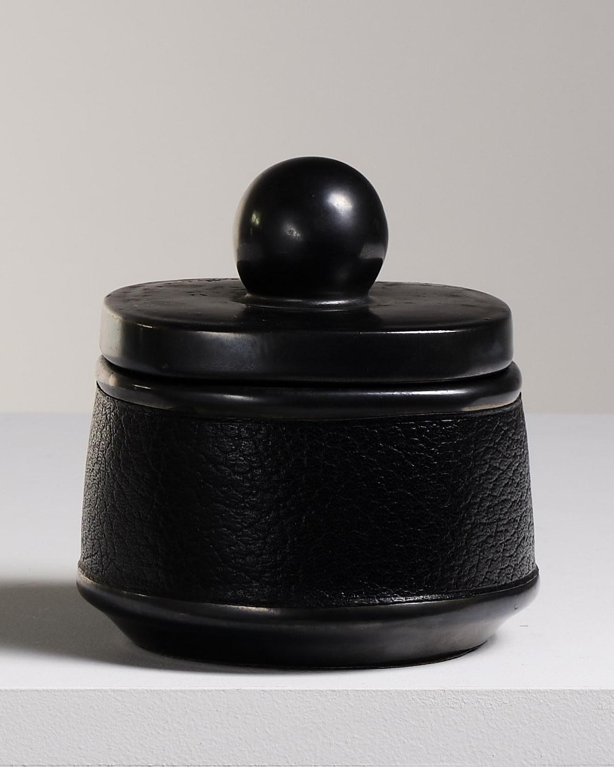 Francés, Grupo de cinco vasijas de cerámica negra en Excelente estado para la venta en London, GB