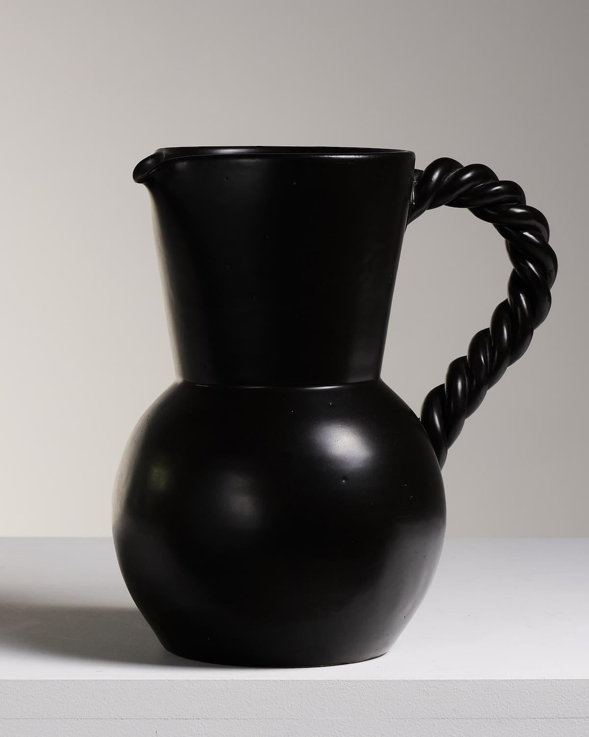 Francés, Grupo de cinco vasijas de cerámica negra en venta 1