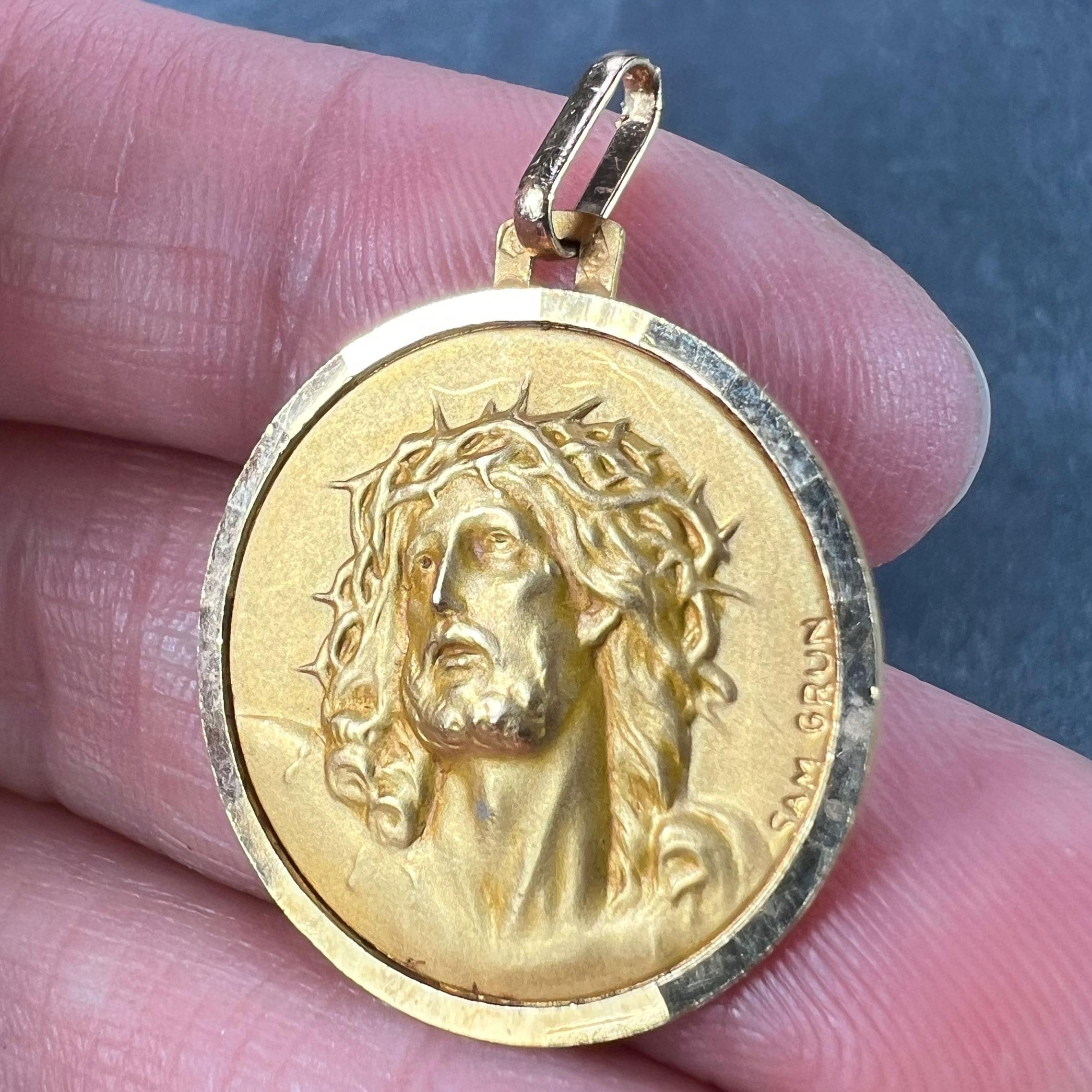 French Grun 18K Yellow Gold Jesus Christ Crown of Thorns Medal Charm Pendant For Sale 2