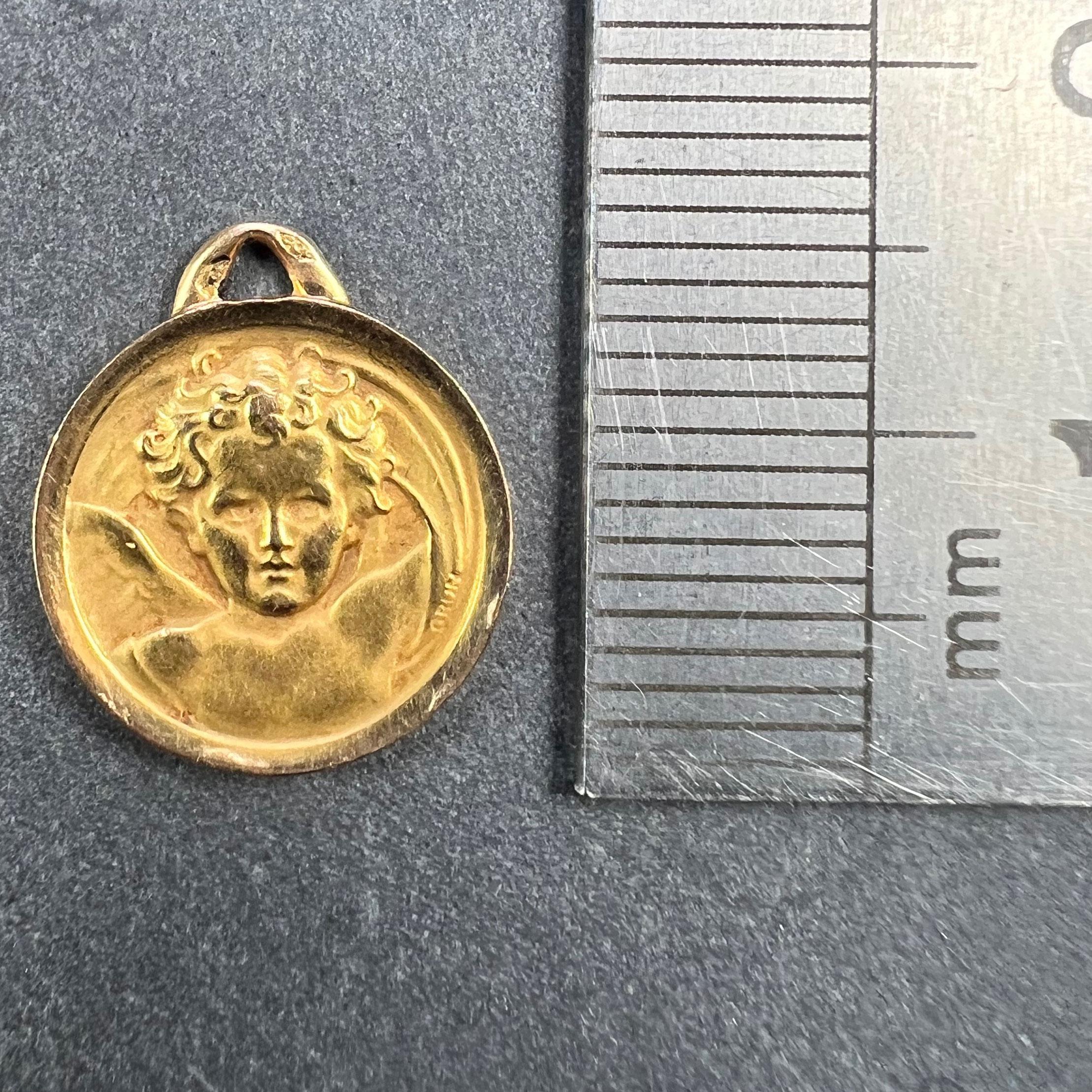 Pendentif médaille en or jaune 18K avec chérubin de Raphael en vente 6
