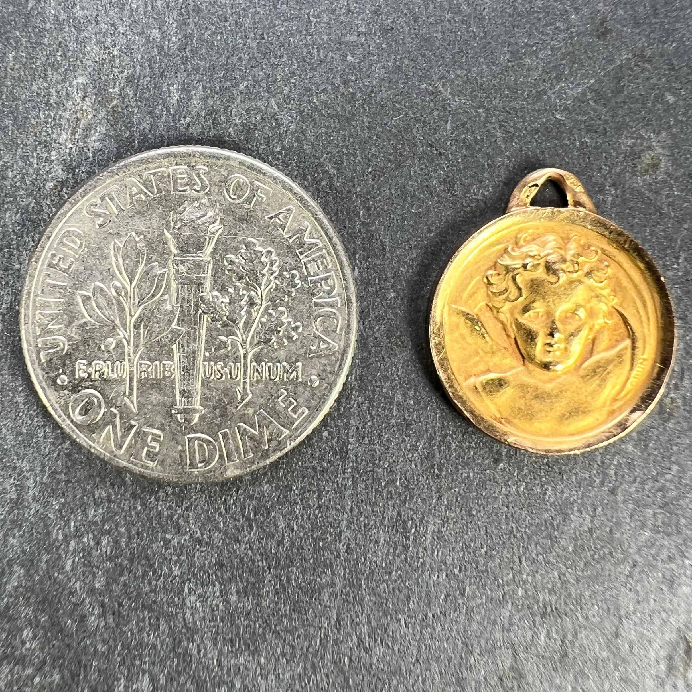 Pendentif médaille en or jaune 18K avec chérubin de Raphael en vente 7