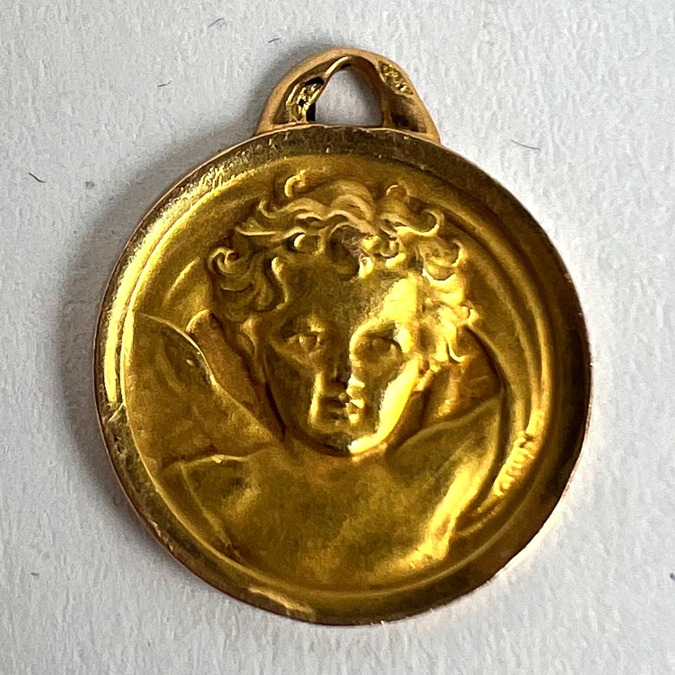 Pendentif médaille en or jaune 18K avec chérubin de Raphael en vente 8