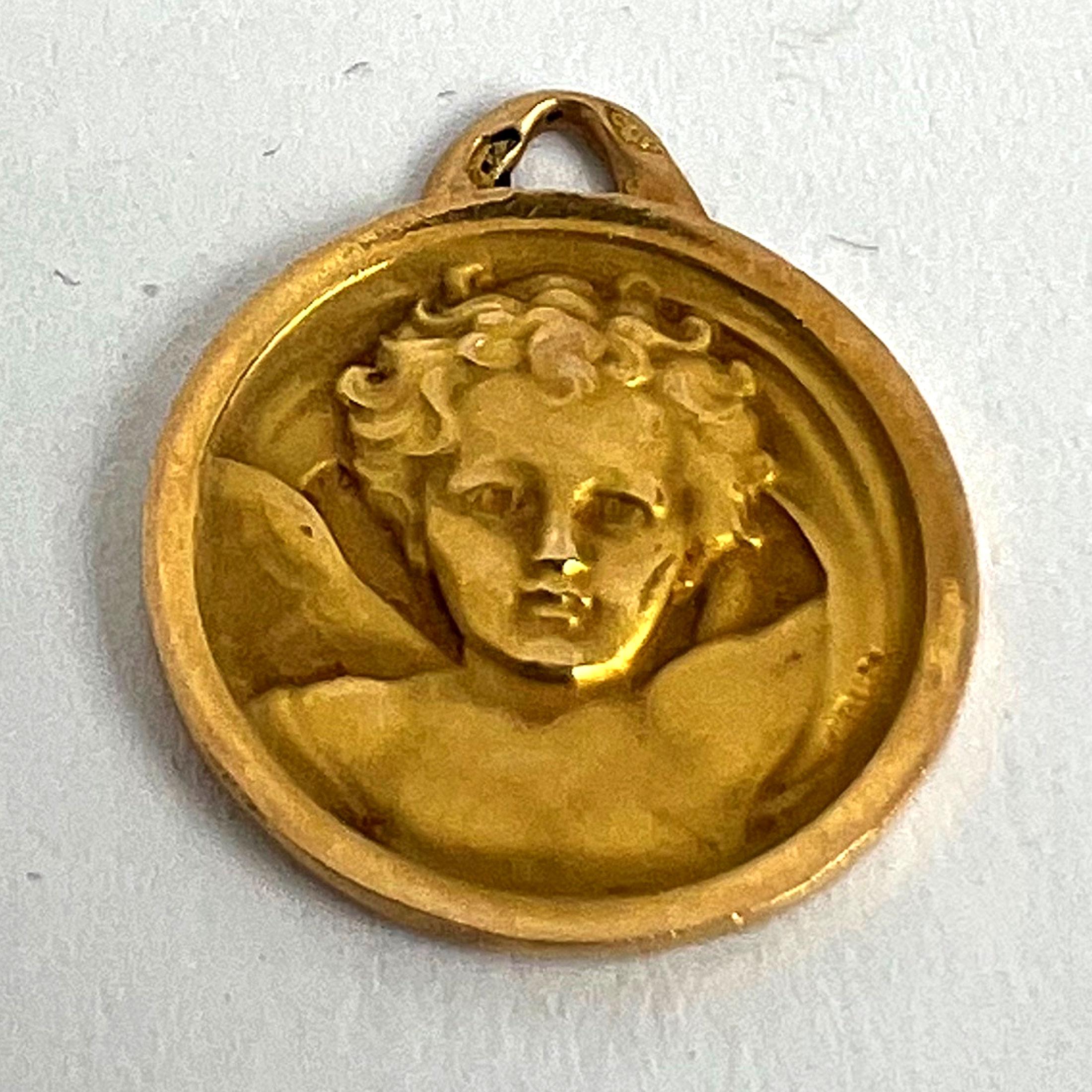 Pendentif médaille en or jaune 18K avec chérubin de Raphael en vente 9