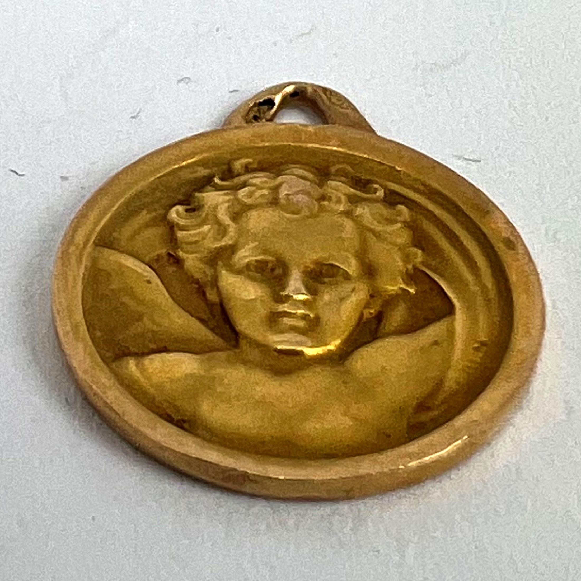 Pendentif médaille en or jaune 18K avec chérubin de Raphael en vente 10