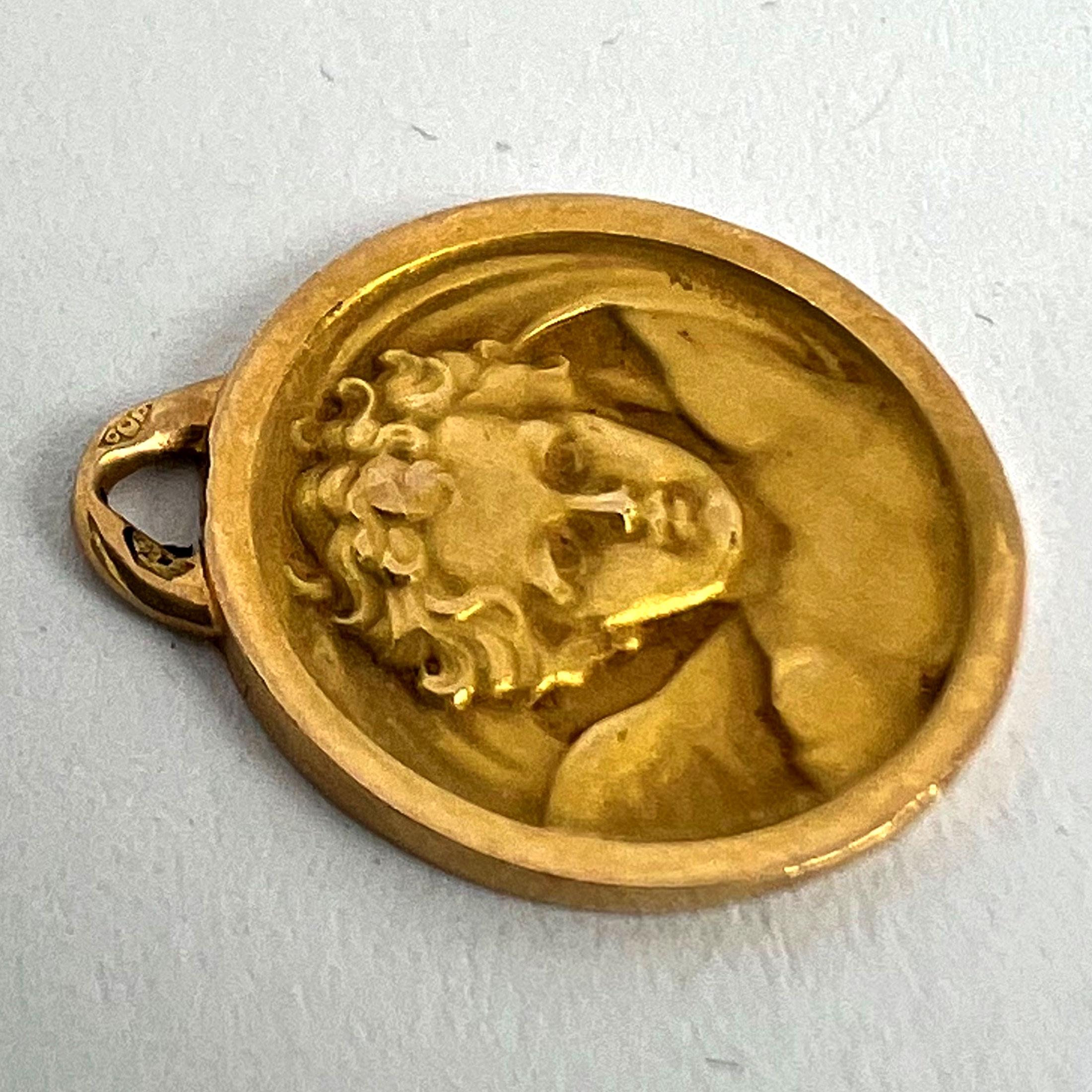 Pendentif médaille en or jaune 18K avec chérubin de Raphael en vente 11