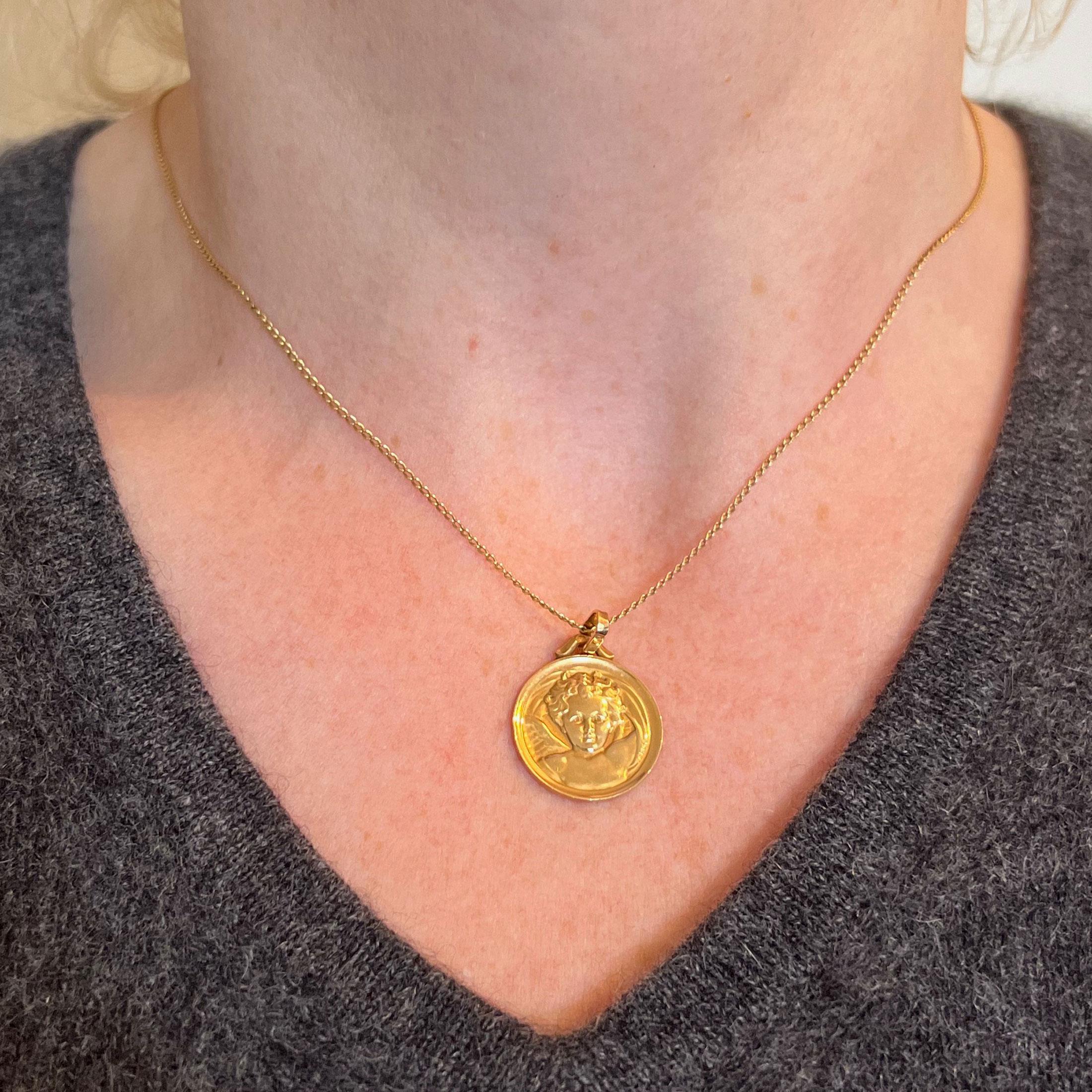 Women's or Men's French Grun Raphael’s Cherub 18K Yellow Gold Medal Pendant For Sale