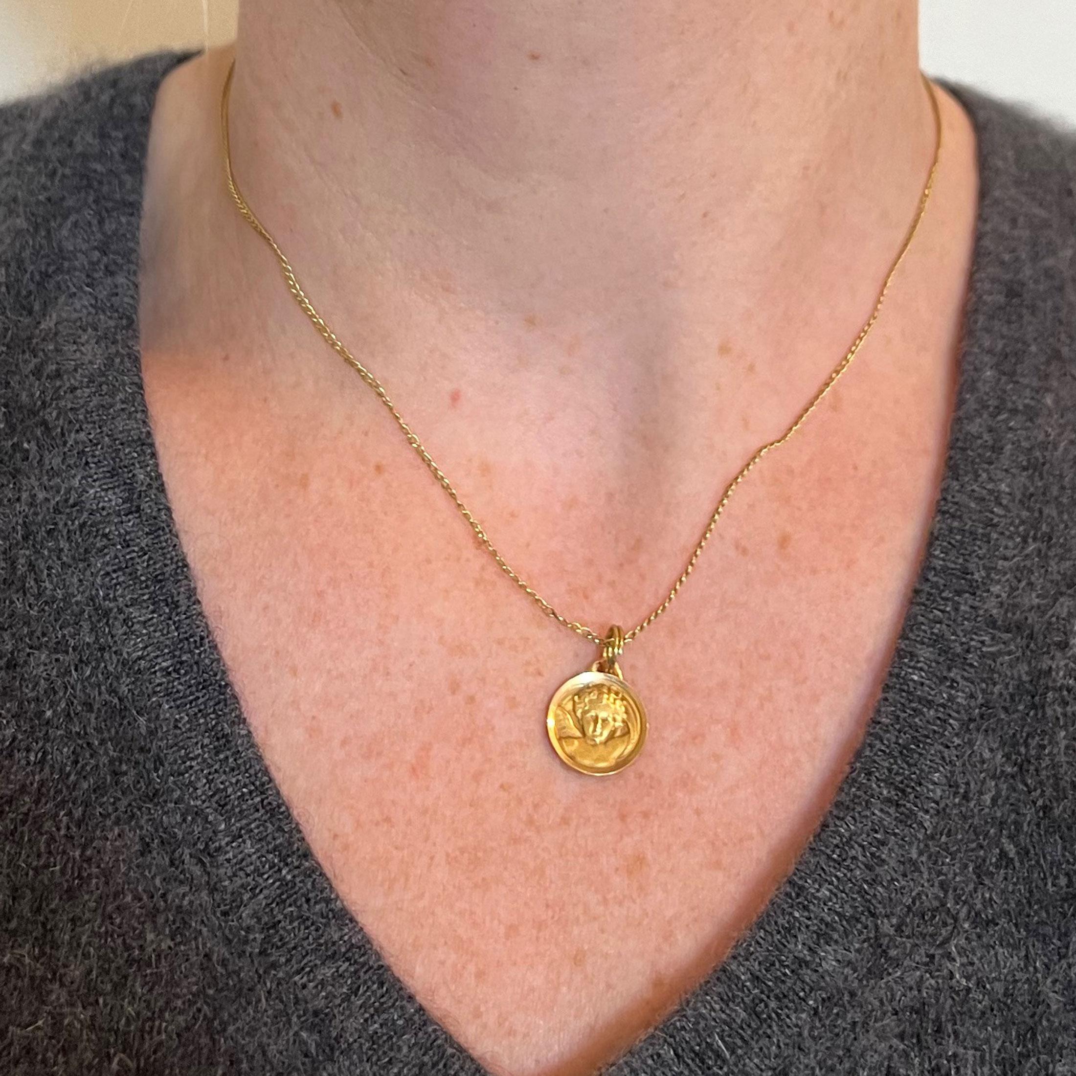 Pendentif médaille en or jaune 18K avec chérubin de Raphael Unisexe en vente