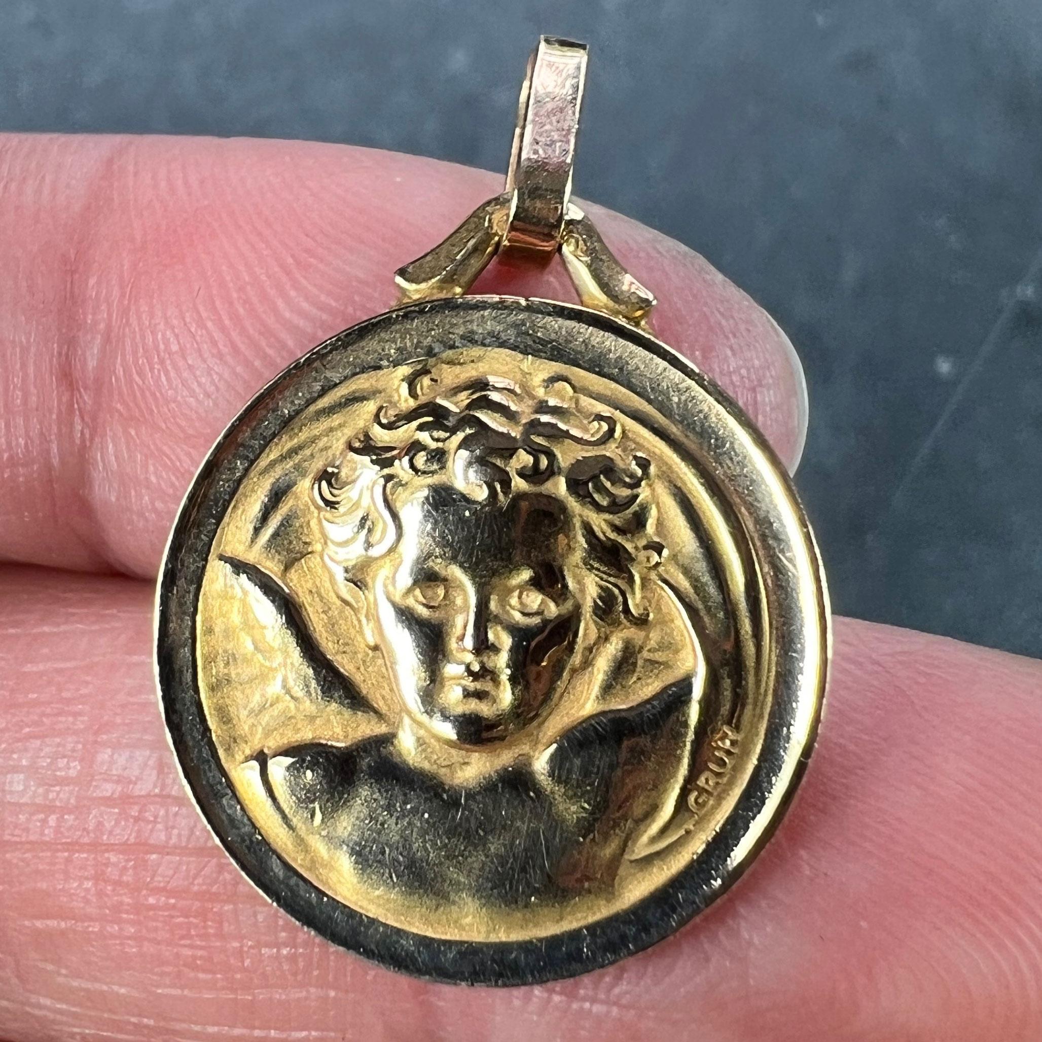 French Grun Raphael’s Cherub 18K Yellow Gold Medal Pendant For Sale 1