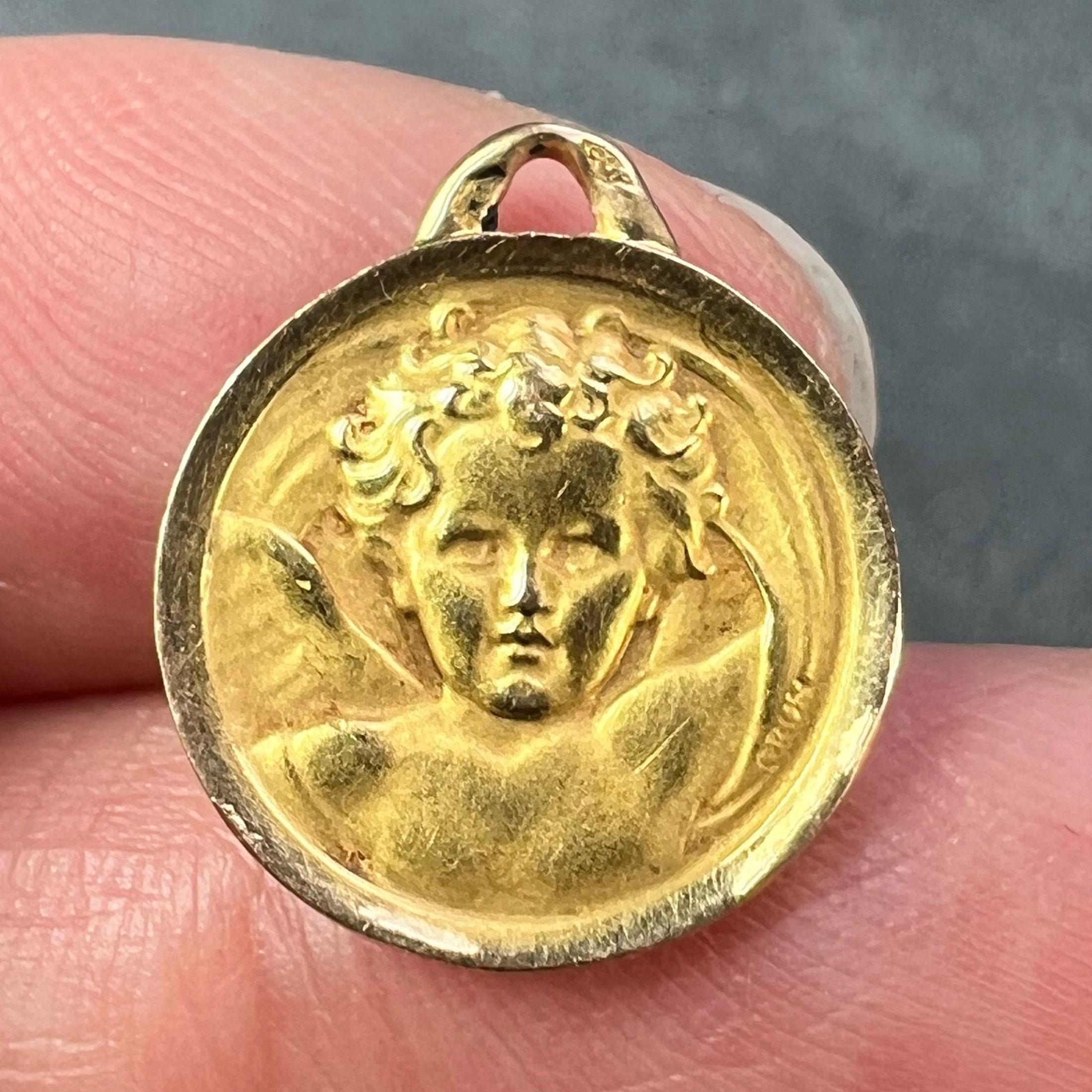 Pendentif médaille en or jaune 18K avec chérubin de Raphael en vente 1