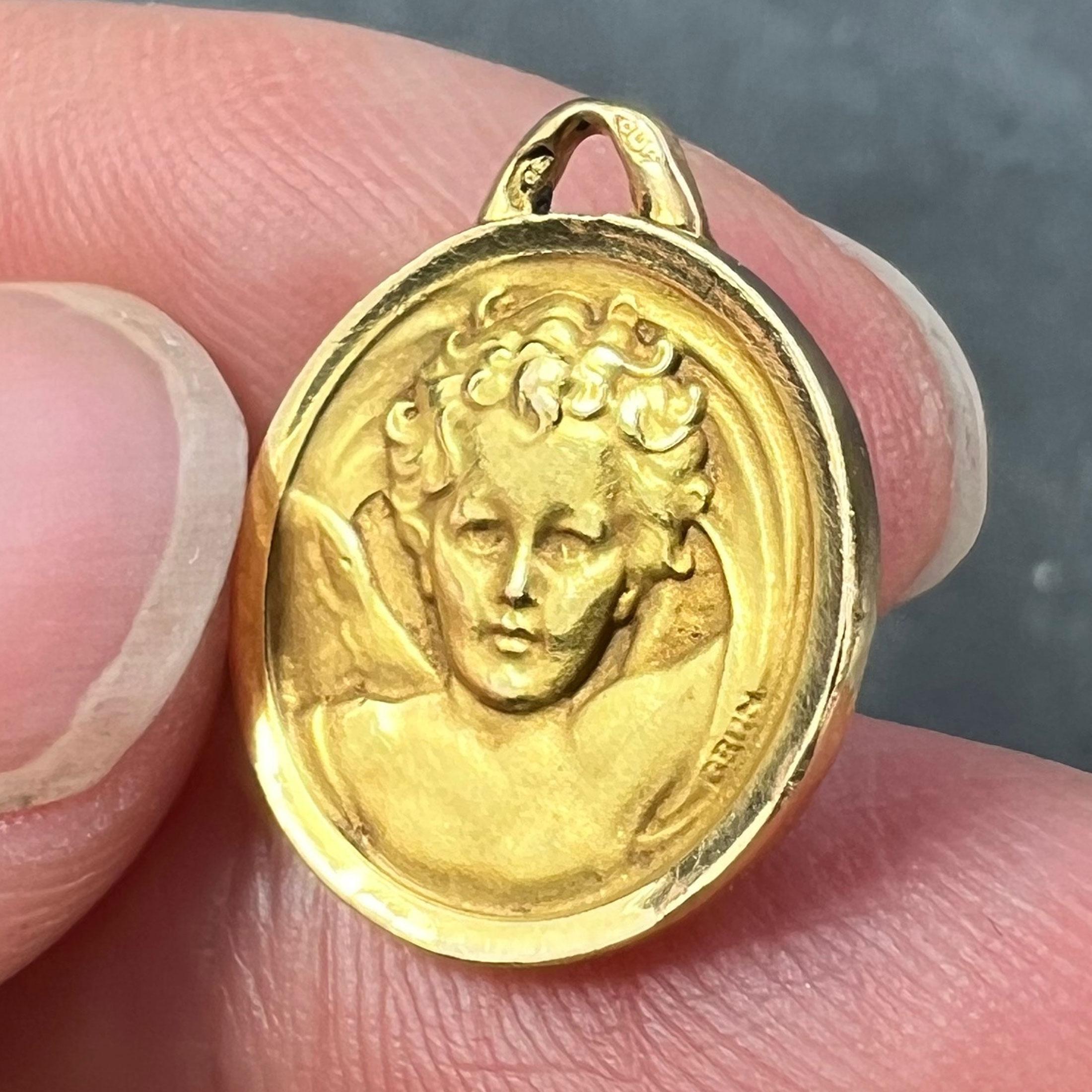 Pendentif médaille en or jaune 18K avec chérubin de Raphael en vente 2