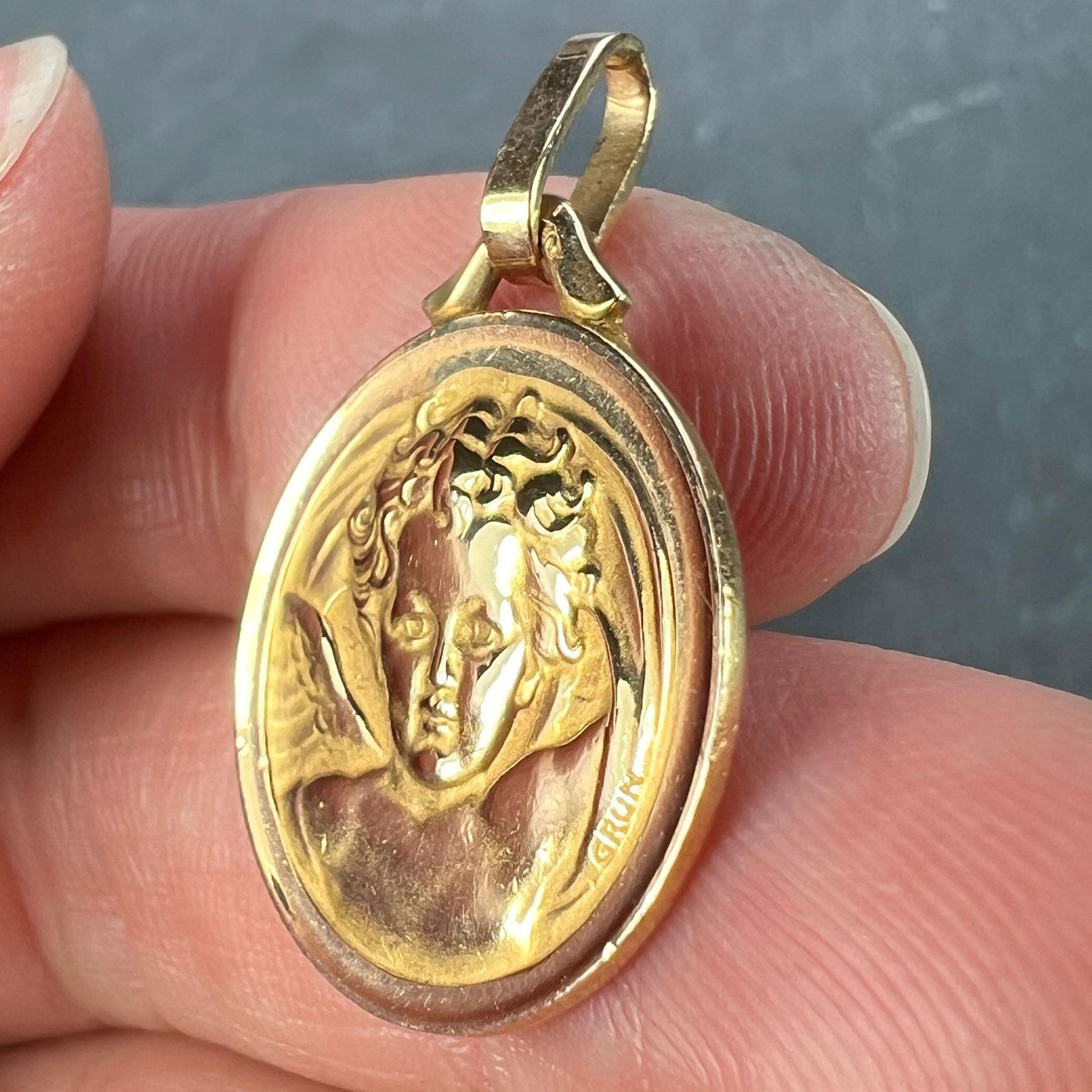 French Grun Raphael’s Cherub 18K Yellow Gold Medal Pendant For Sale 3