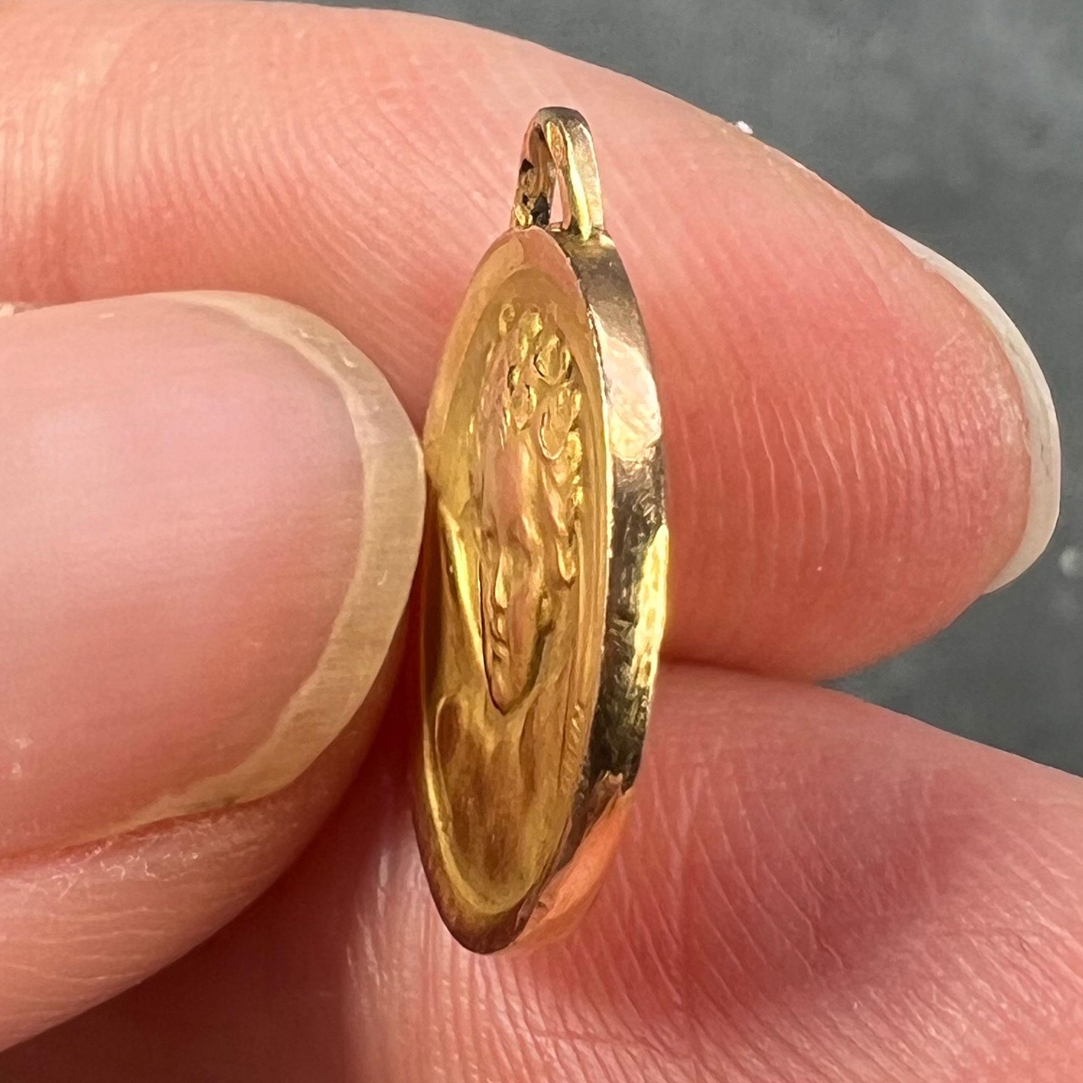 Pendentif médaille en or jaune 18K avec chérubin de Raphael en vente 3