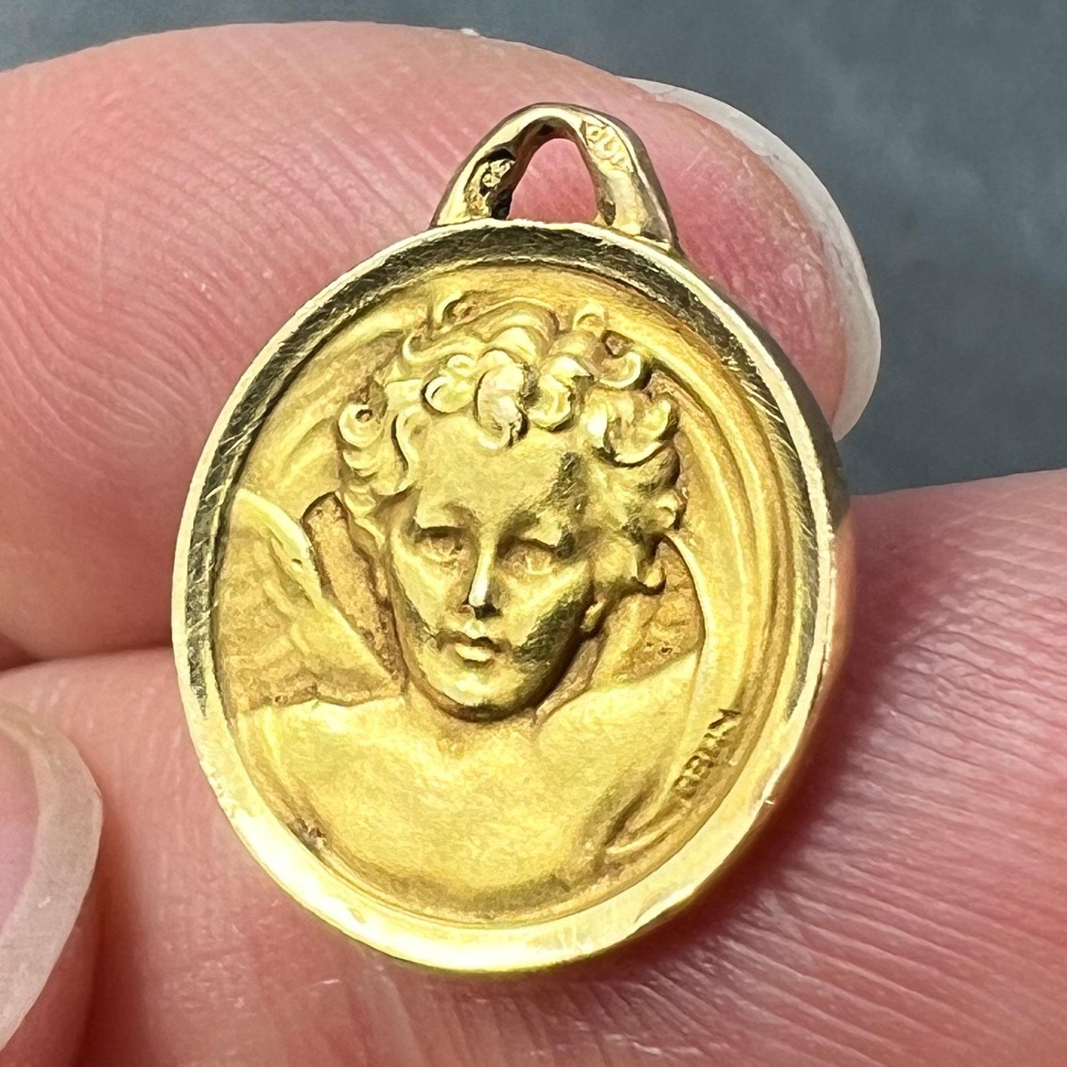 Pendentif médaille en or jaune 18K avec chérubin de Raphael en vente 4