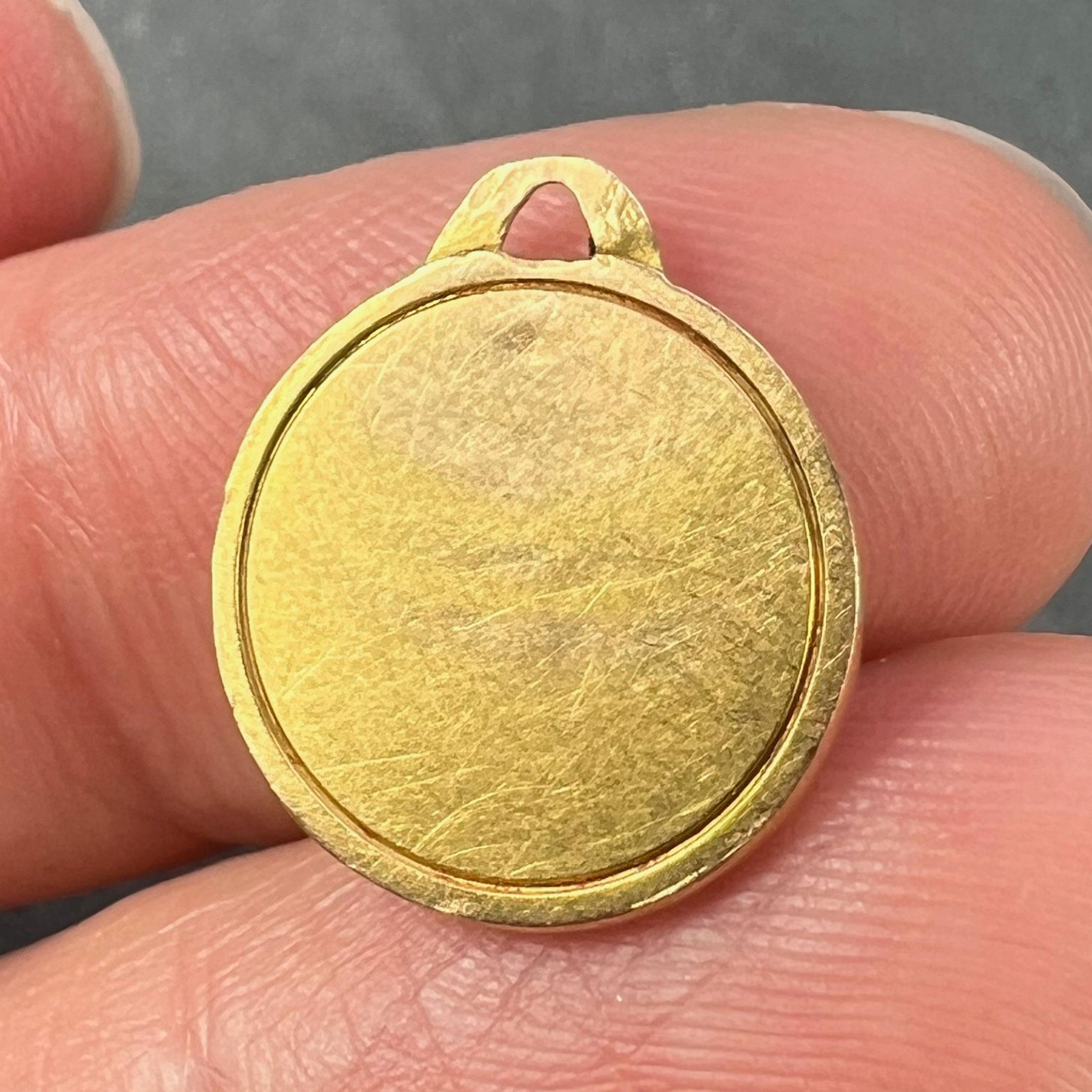 Pendentif médaille en or jaune 18K avec chérubin de Raphael en vente 5