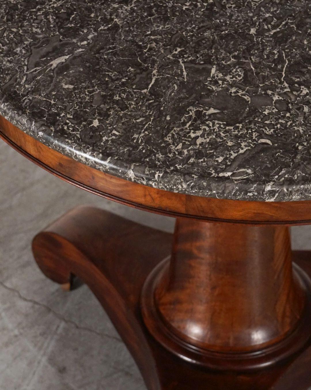 Französischer Guéridon oder runder Tisch aus geflammtem Mahagoni mit Marmorplatte im Angebot 12