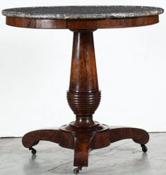 Gueridón o Mesa Redonda Francesa de Caoba Flameada con Tablero de Mármol