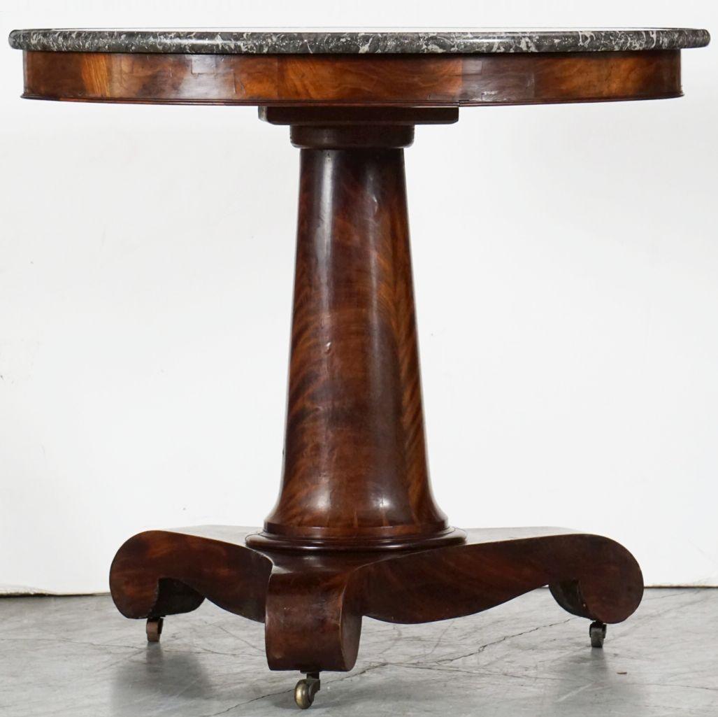 Veneer French Guéridon or Round Table of Flame Mahogany with Marble Top For Sale