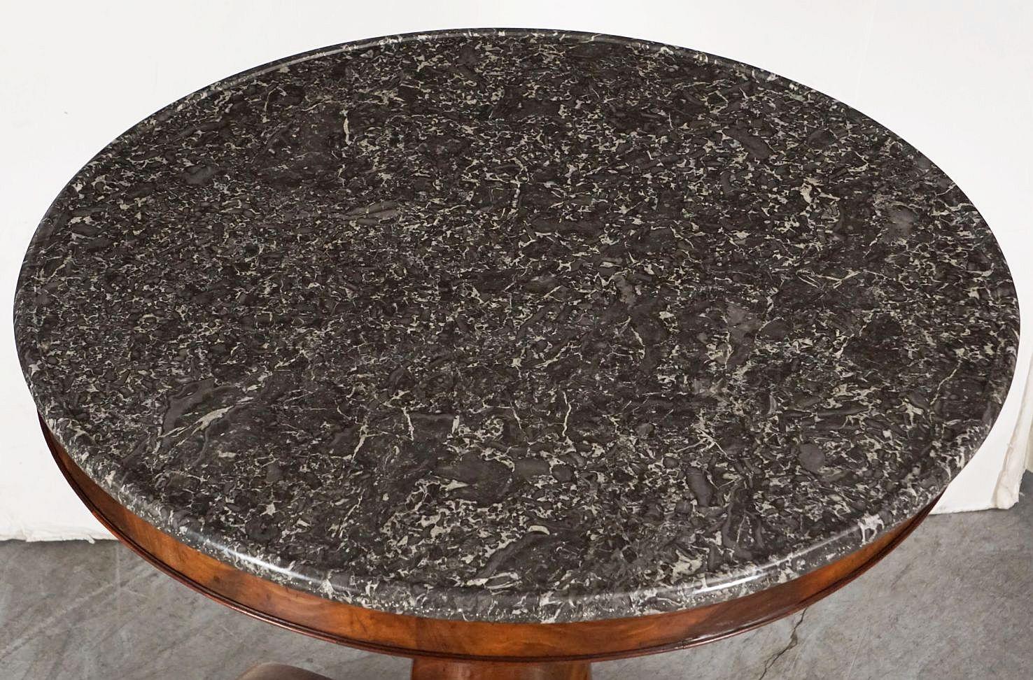 Französischer Guéridon oder runder Tisch aus geflammtem Mahagoni mit Marmorplatte im Zustand „Gut“ im Angebot in Austin, TX
