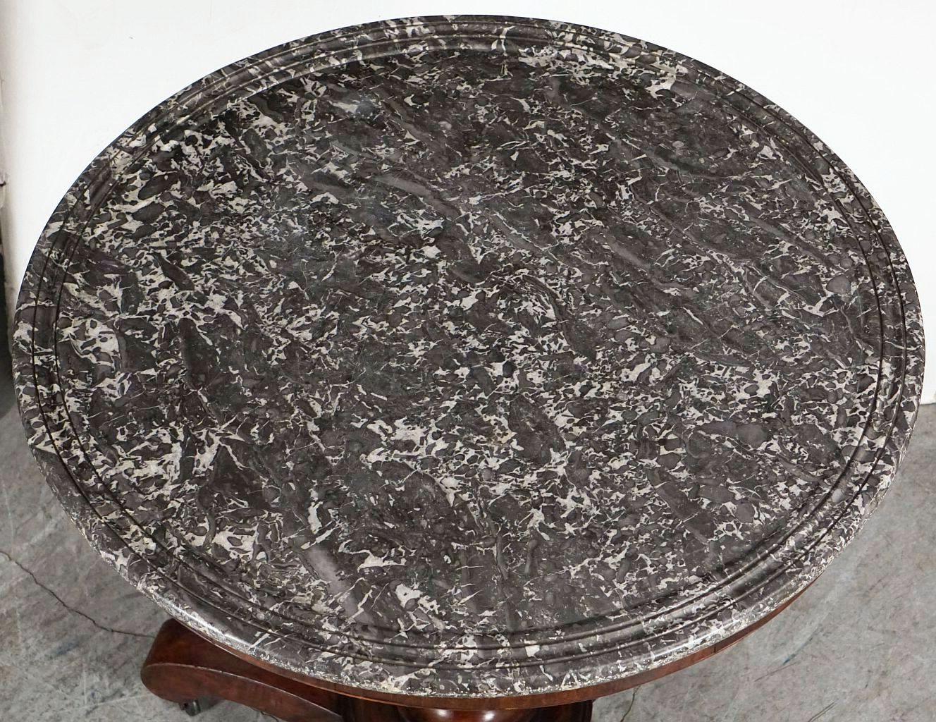 Französischer Gueridon- oder runder Tisch aus geflammtem Mahagoni mit Marmorplatte im Zustand „Gut“ im Angebot in Austin, TX