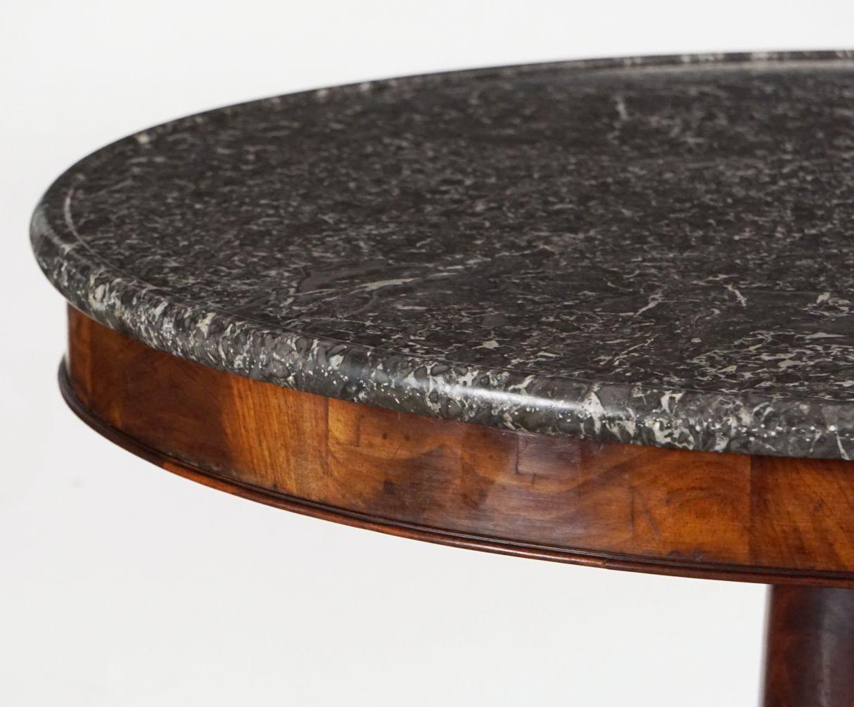 19th Century French Guéridon or Round Table of Flame Mahogany with Marble Top For Sale