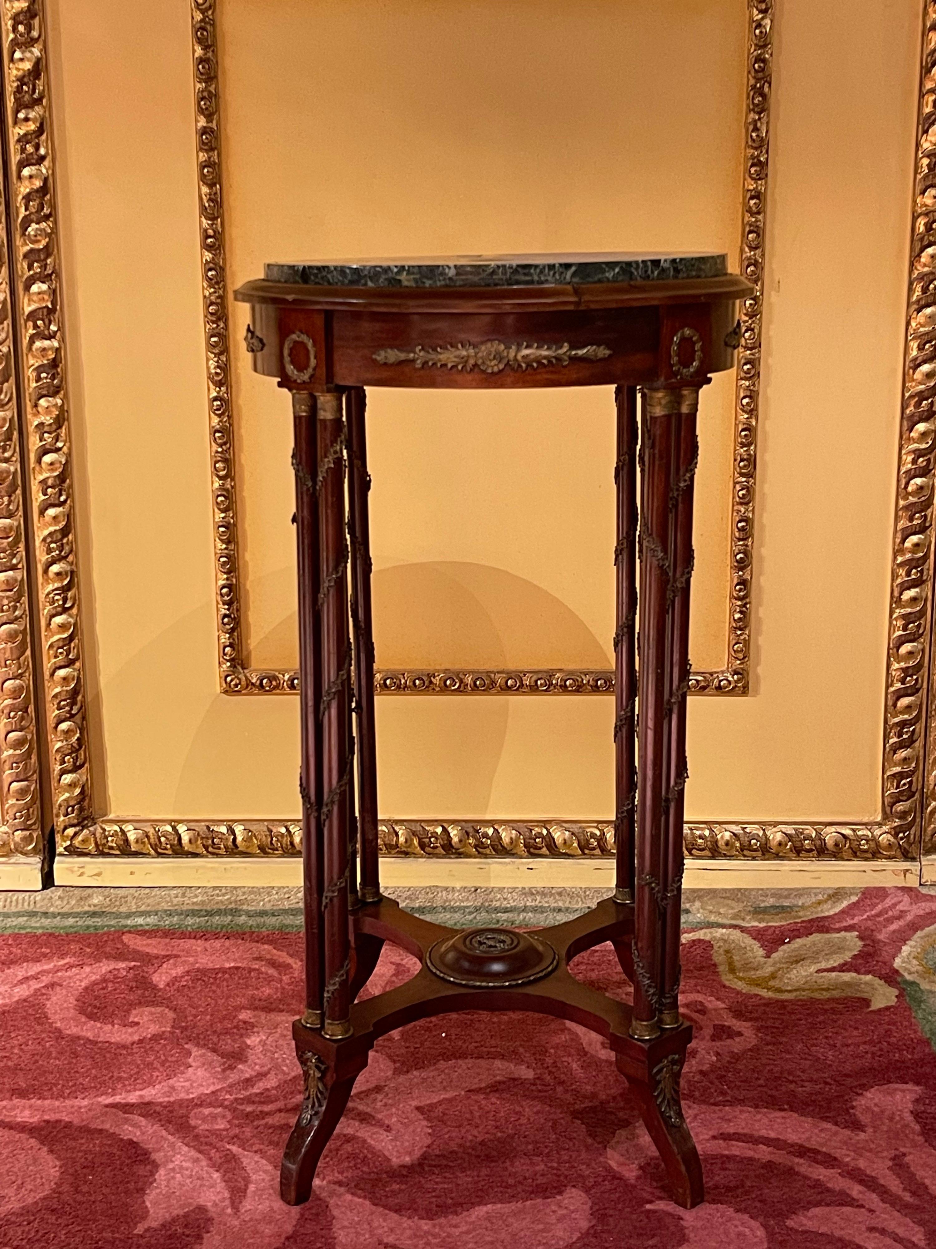 French gueridon/side table with bronze Napoleon III

Solid mahogany wood with rich brass trim. Four-pass marbled cover plate with brass gallery edging on fluted pillar frame with clipboard. France at the end of the 19th century.