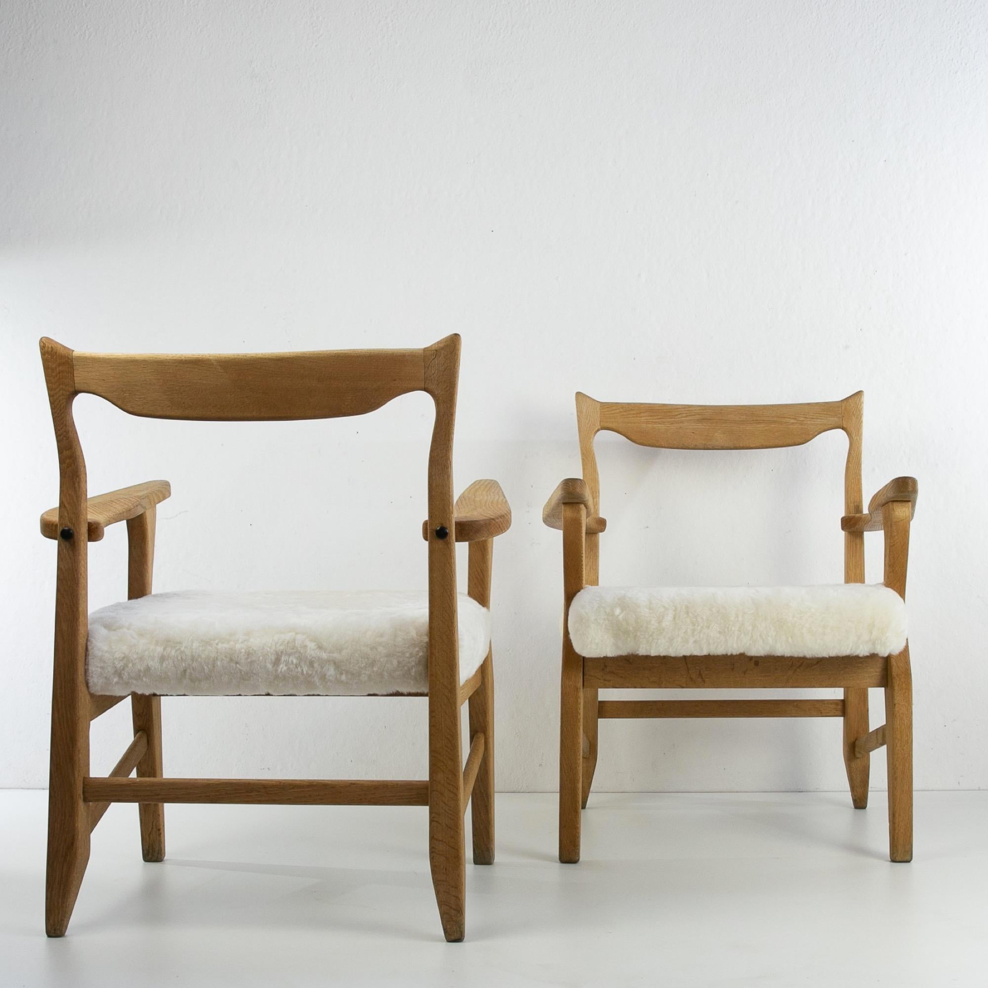 Pair of armchairs
Designed by French designers Robert Guillerme et Jacques Chambron.
Edition Votre Maison,
circa 1960.
Hungarian oak
Re upholstered in natural lambskin
The oak structure has been cleaned.
 