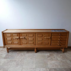 Crédence/Sideboard français du milieu du siècle en chêne et céramique Guillerme et Chambron