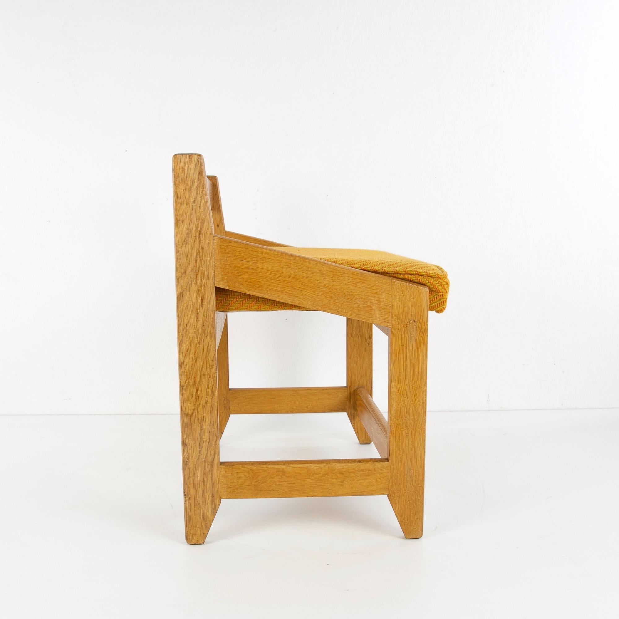 Ein alter Hocker mit originalem Wollstoff gepolstert
Entworfen von den französischen Designern Robert Guillerme und Jacques Chambron.
Edition Votre Maison,
um 1960.
Ungarische Eiche
gepolstert mit neutralem Original-Wollstoff
die