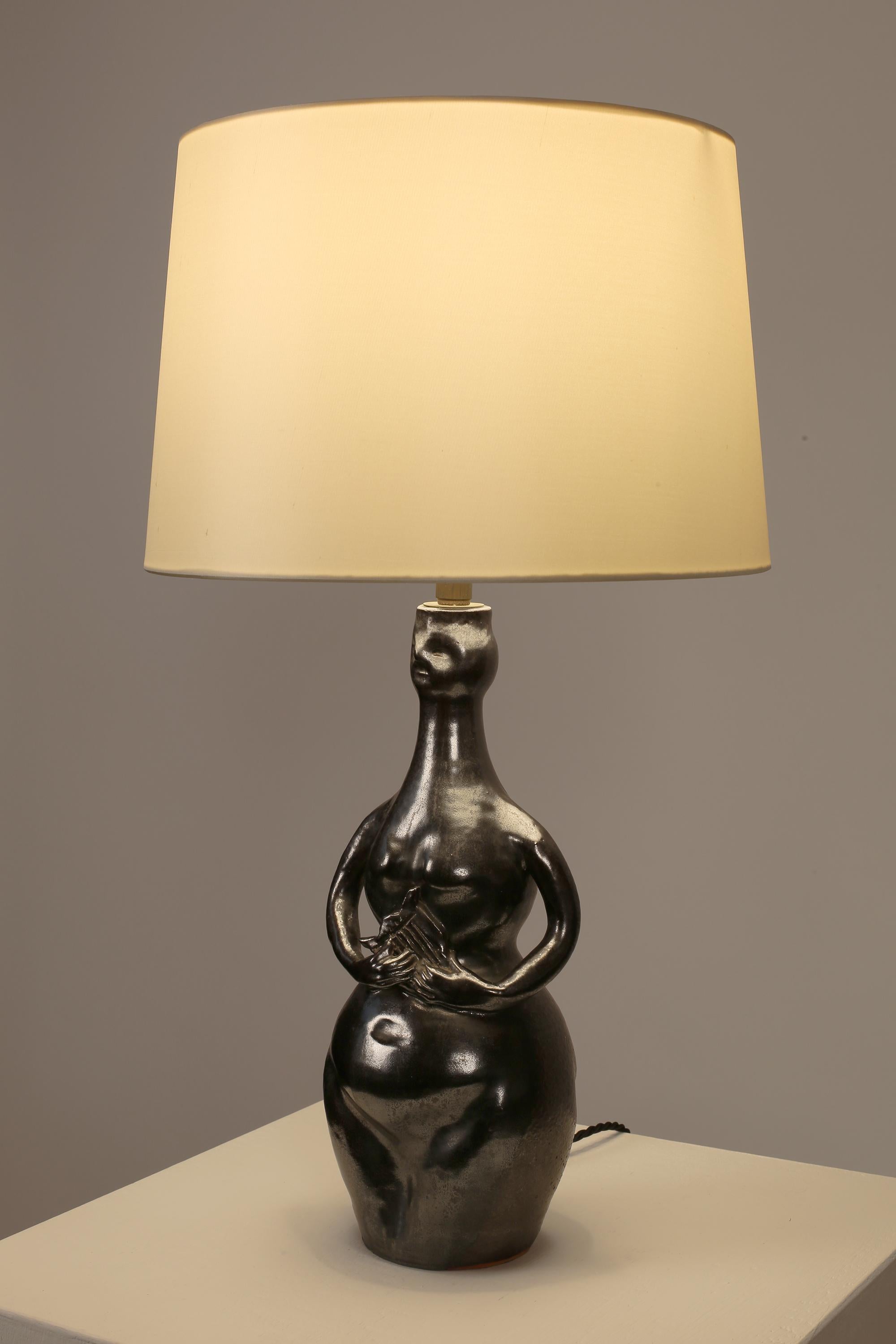 French Gunmetal Glazed Figurative Table Lamp Francés en venta