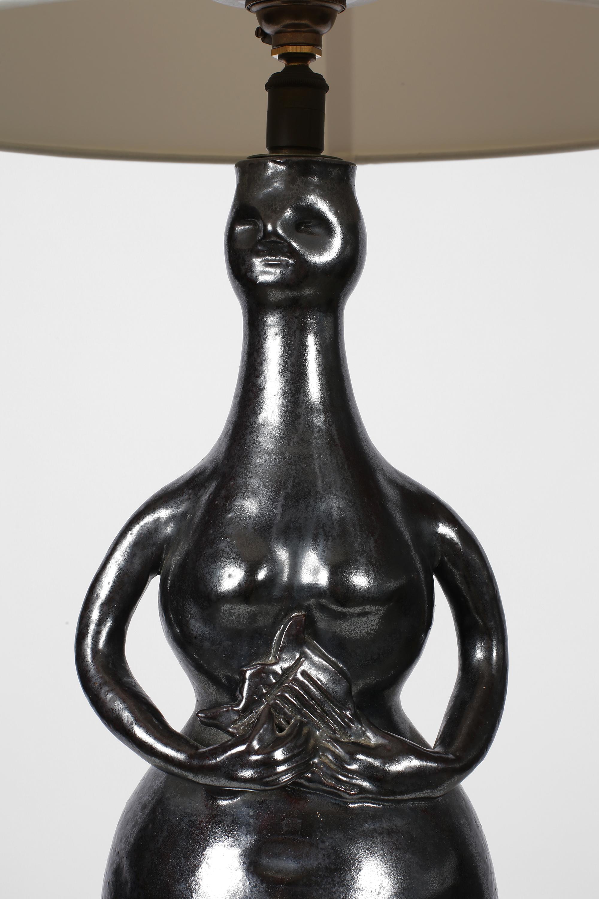 French Gunmetal Glazed Figurative Table Lamp siglo XX en venta