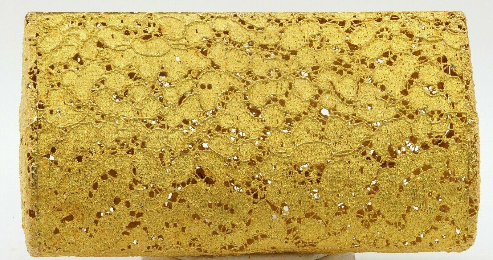 French hallmarked 18k solid gold 3.0ct VS diamond floral filigree clutch purse. This magnificent purse is made from solid 18k yellow gold with white gold accents covered in sparkling white diamonds. The diamonds are round cut and total approx.