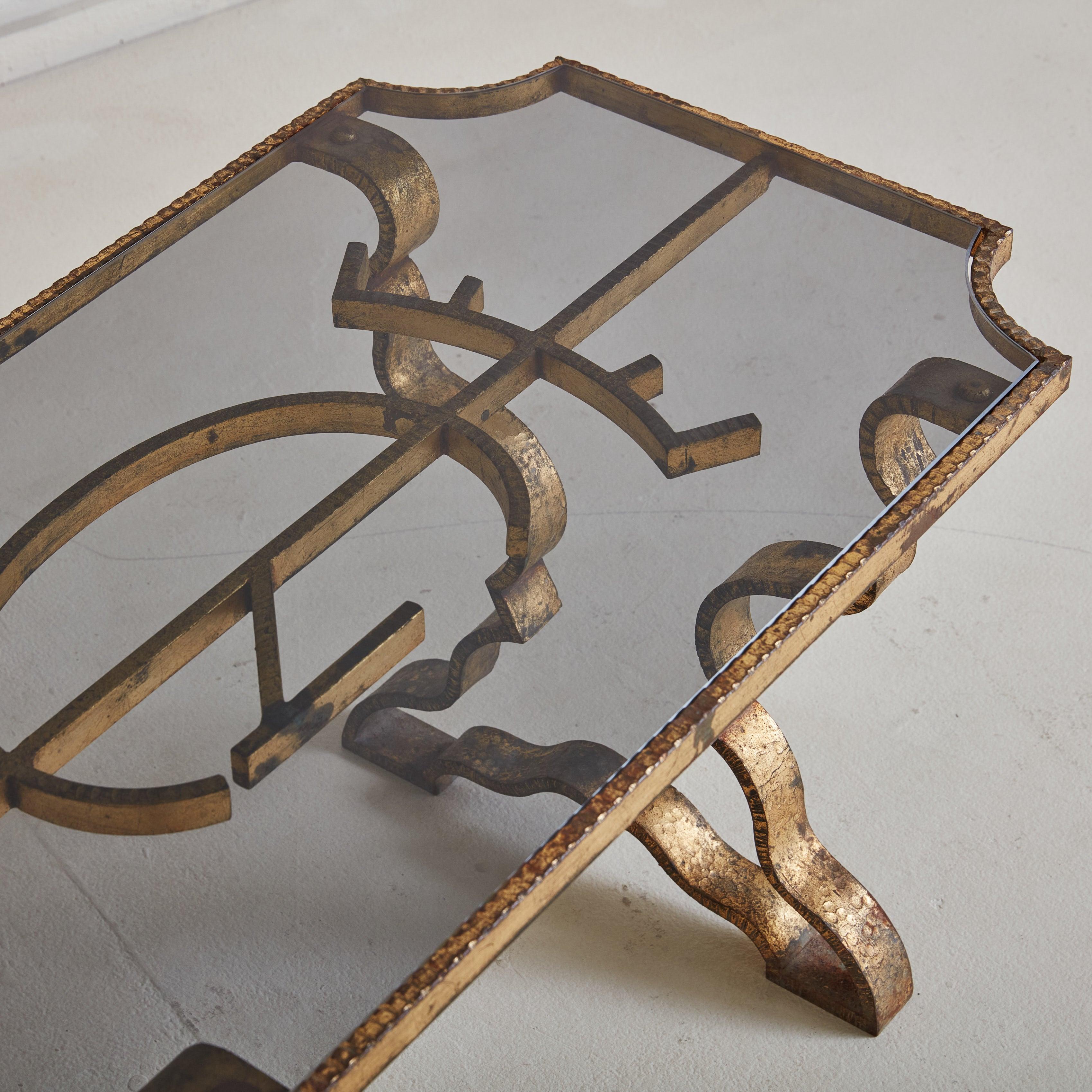 Français Table basse française en laiton martelé et plateau en verre, années 1970 en vente