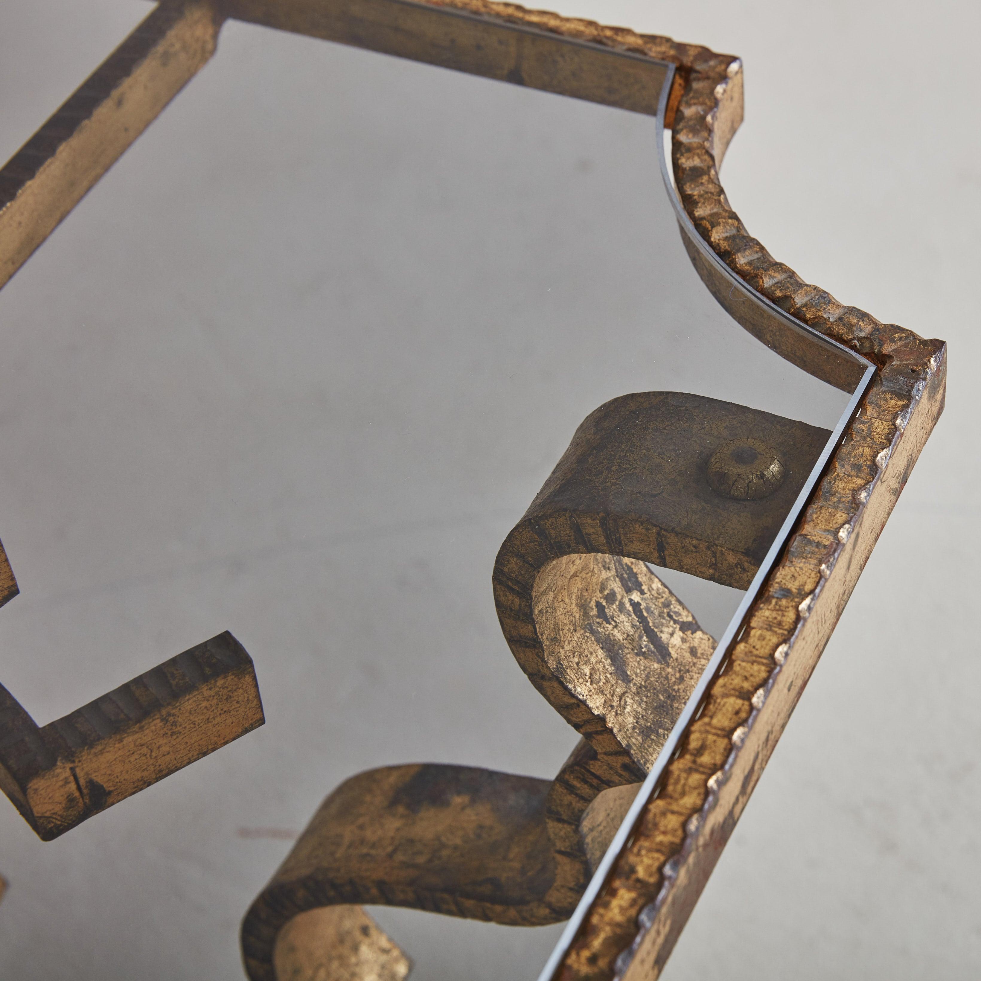 Doré Table basse française en laiton martelé et plateau en verre, années 1970 en vente