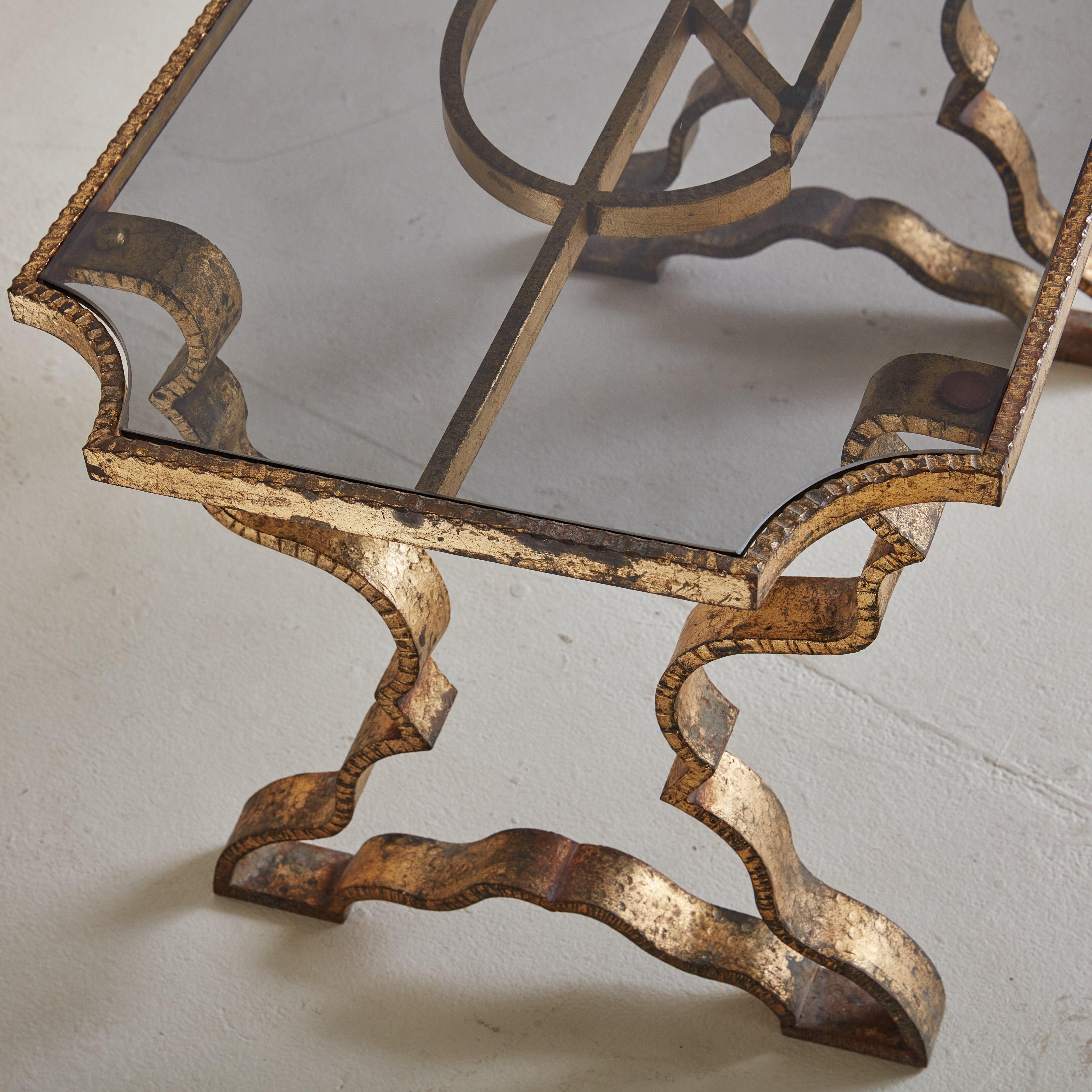 Table basse française en laiton martelé et plateau en verre, années 1970 Bon état - En vente à Chicago, IL
