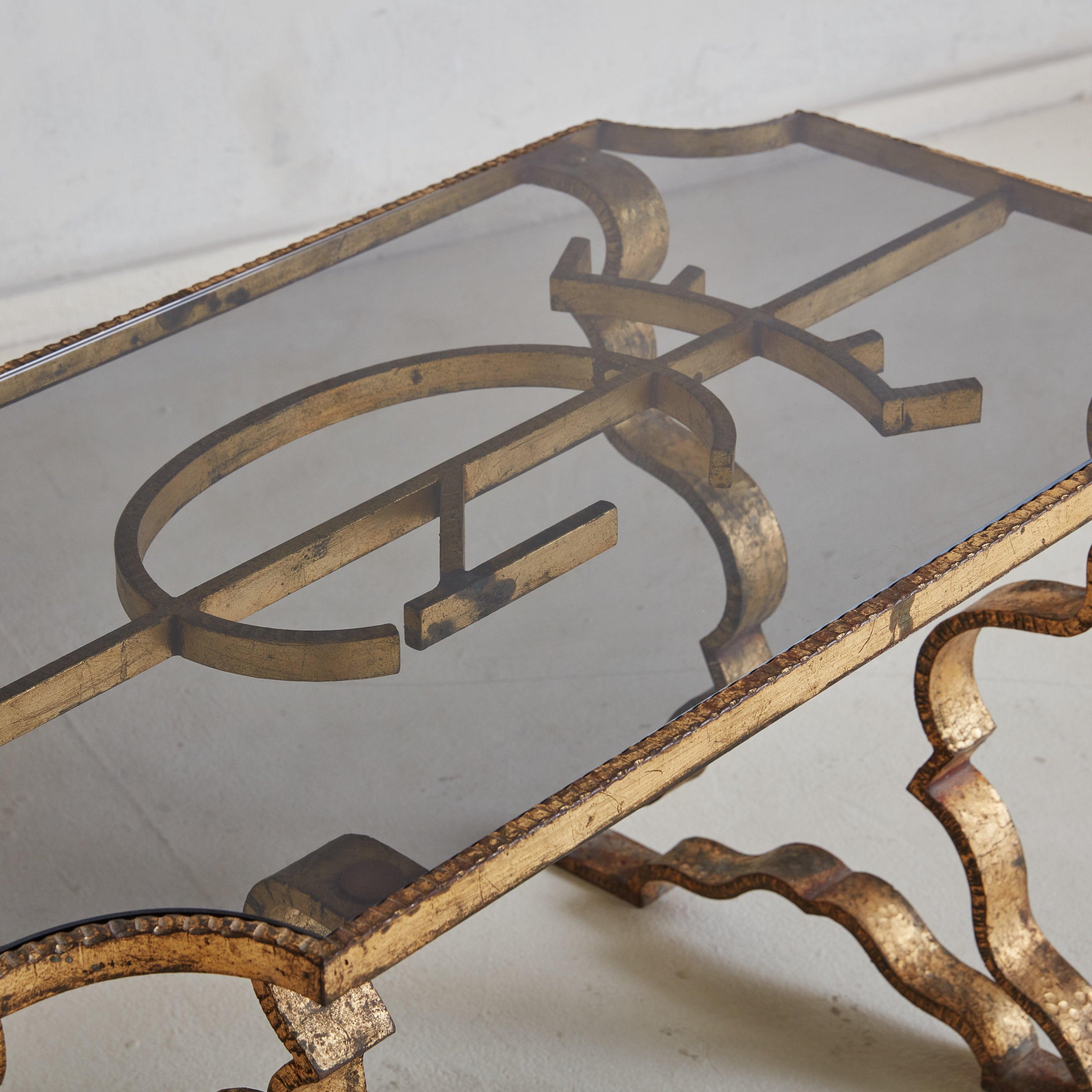 Fin du 20e siècle Table basse française en laiton martelé et plateau en verre, années 1970 en vente