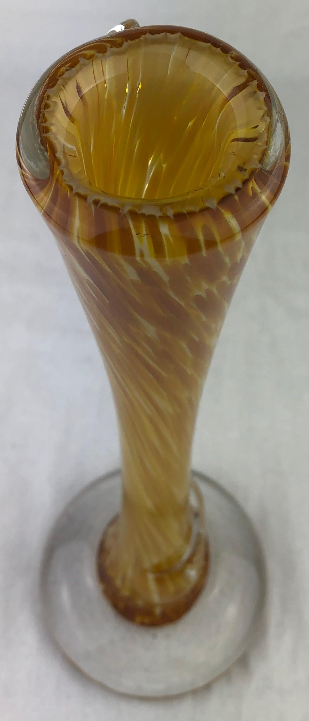 Hohe französische Kunstglasvase mit Trichterhals aus der Mitte des Jahrhunderts mit Stiel oder einzelner Blume. 
Elegante Form und auffallende Farben. 
Geblasen, handgefertigt in Frankreich. 

Abmessungen: 4 3/4