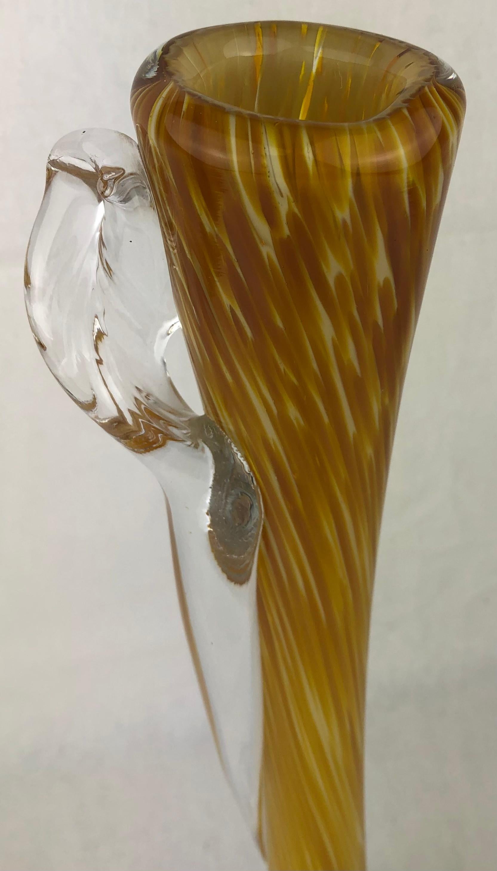 Français Vase à tige en verre d'art soufflé à la main de Verrerie et Compagnie en vente