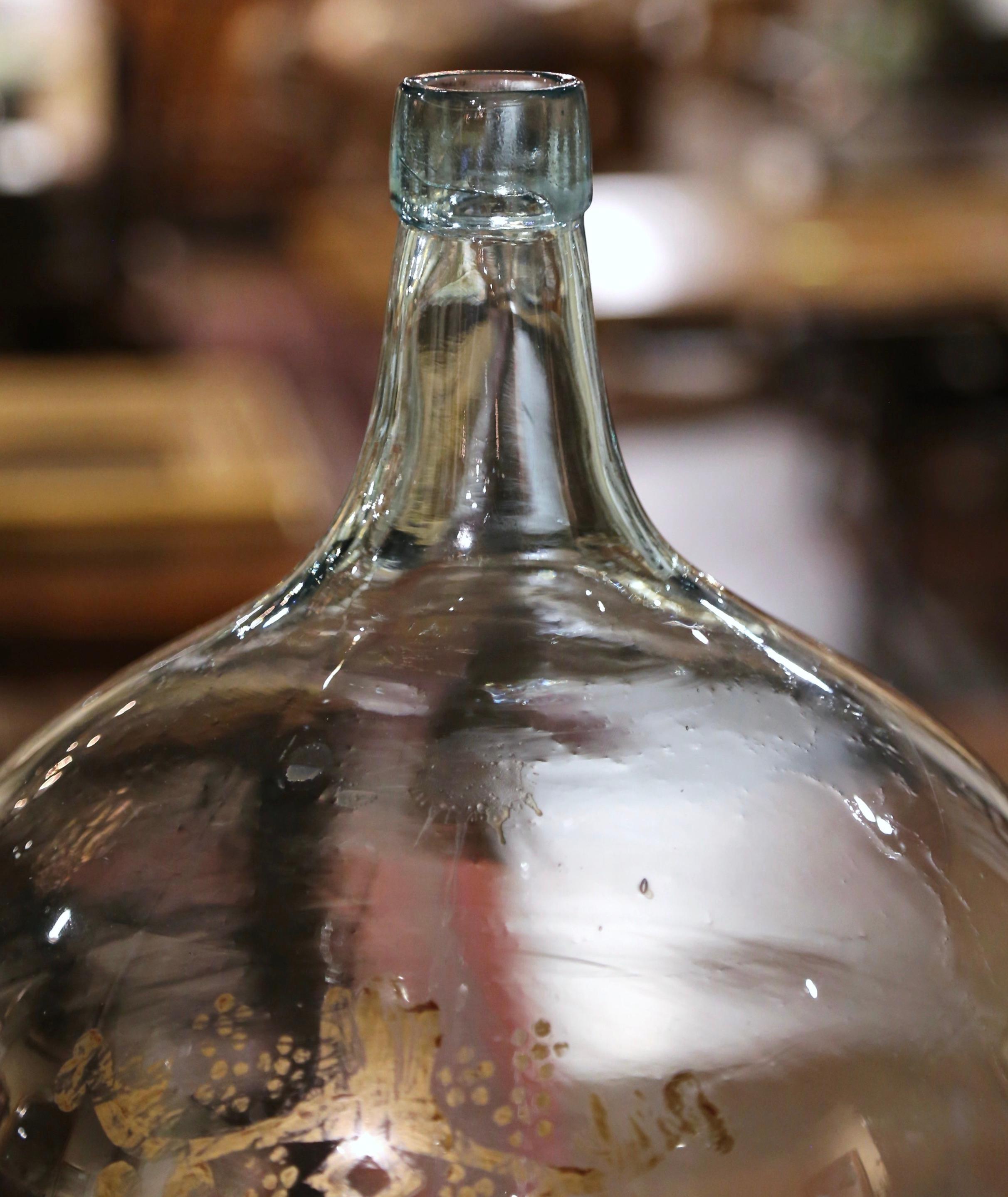 Französische mundgeblasene Demijohn-Glasflasche und vergoldet mit „Nuits-St-George“-Kreuz (Geblasenes Glas)