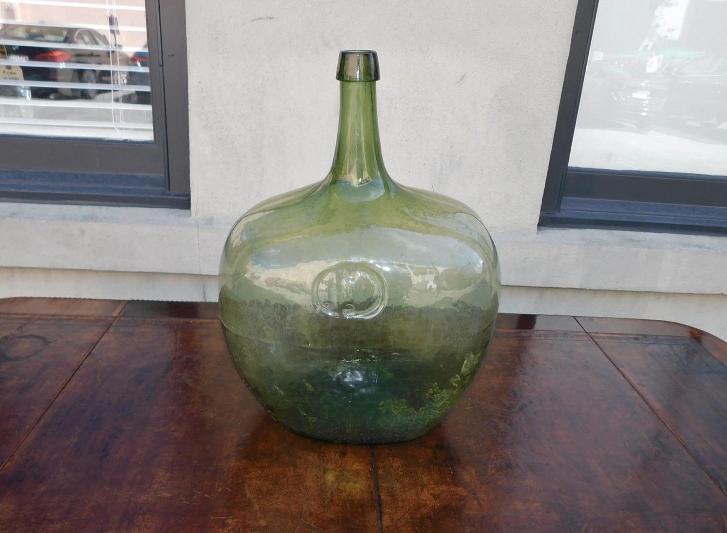 Tres decorativas jarras de vino de vidrio soplado a mano, mediados del siglo XIX.