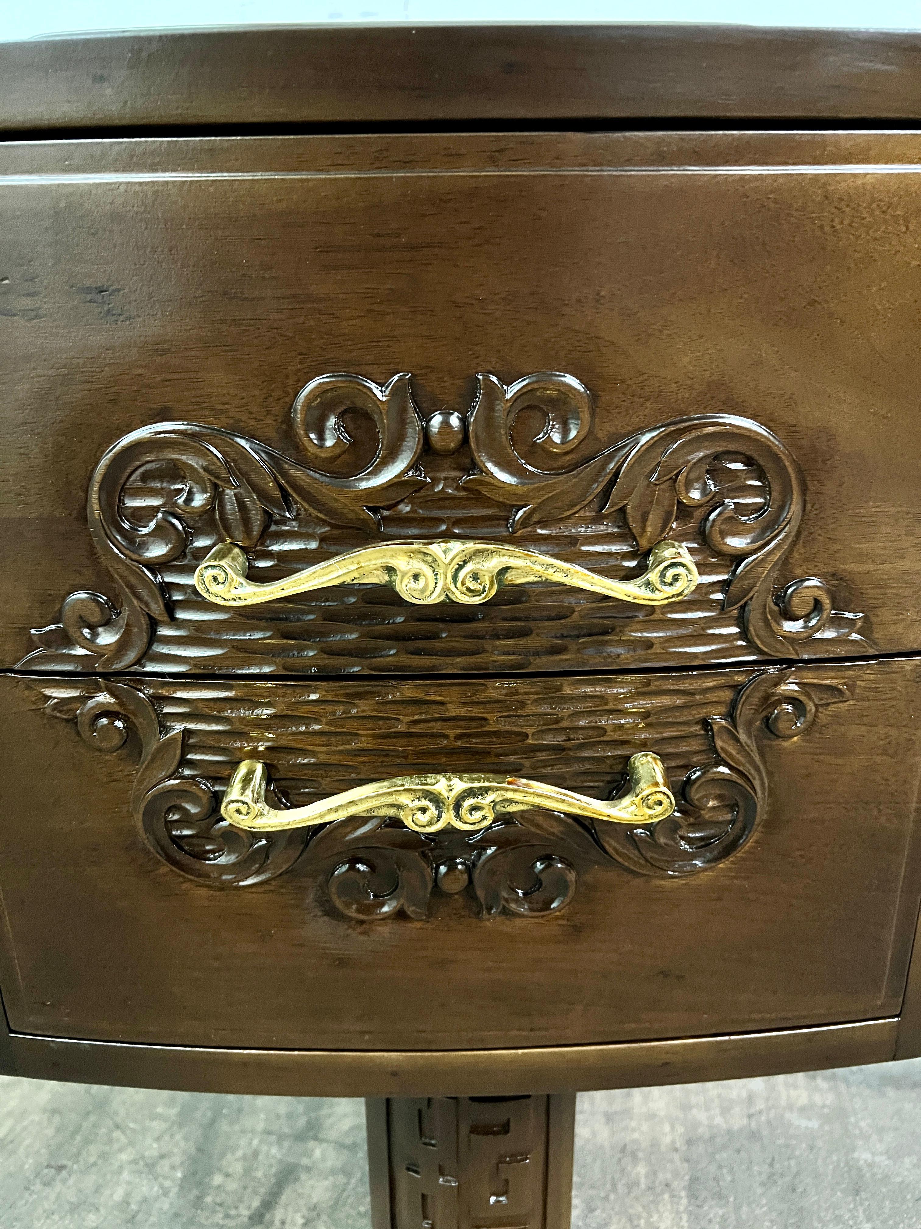 Vanità francese Art Carved intagliata a mano nello stile di Charles Dudouyt 1939-1949 In condizioni buone in vendita a Los Angeles, CA