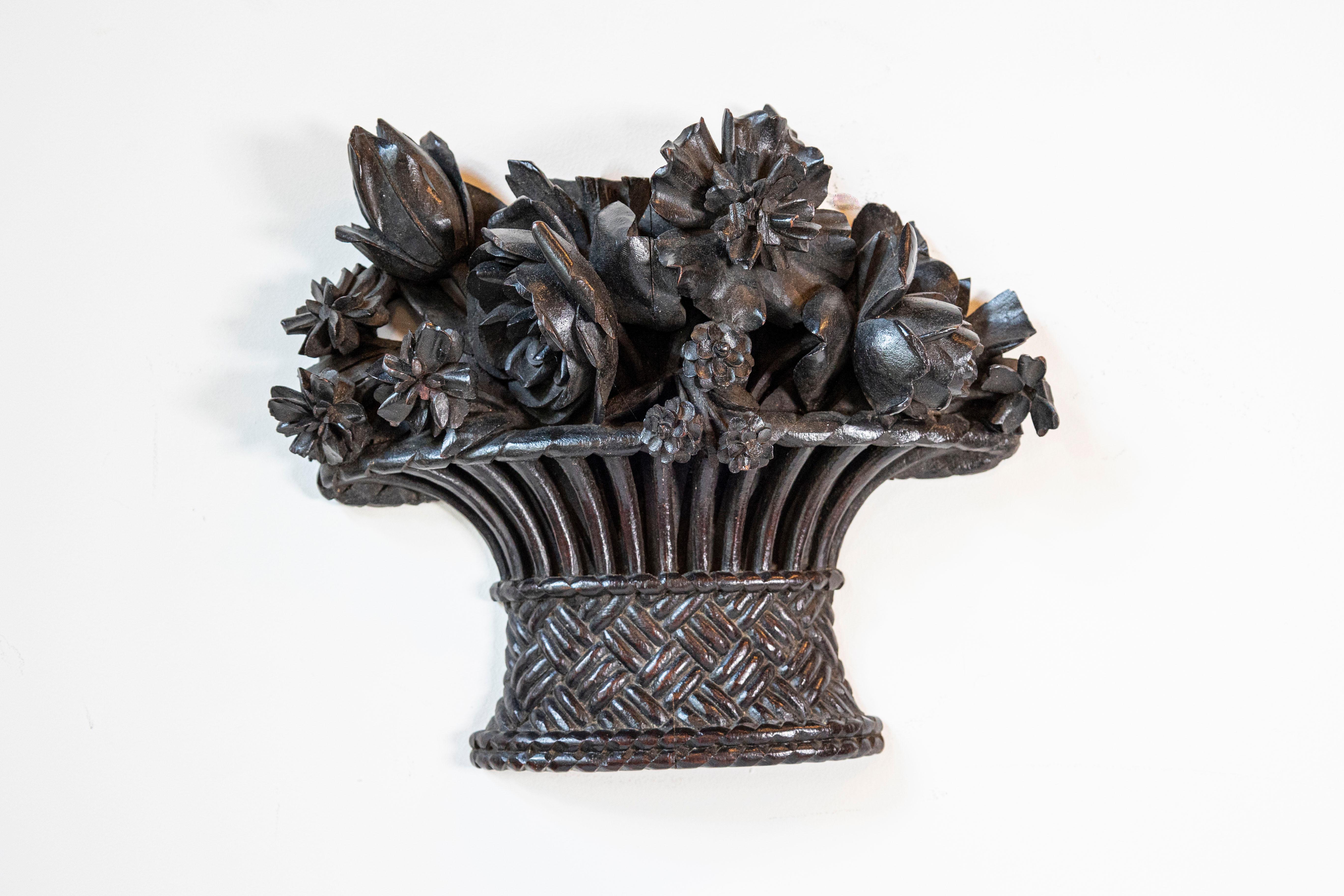 Adorno francés de madera tallada a mano de ramo de flores en cesta de mimbre del siglo XIX con pátina oscura. Este exquisito adorno francés presenta un delicado ramo de delicadas flores talladas a mano dentro de una cesta de mimbre curvada hacia