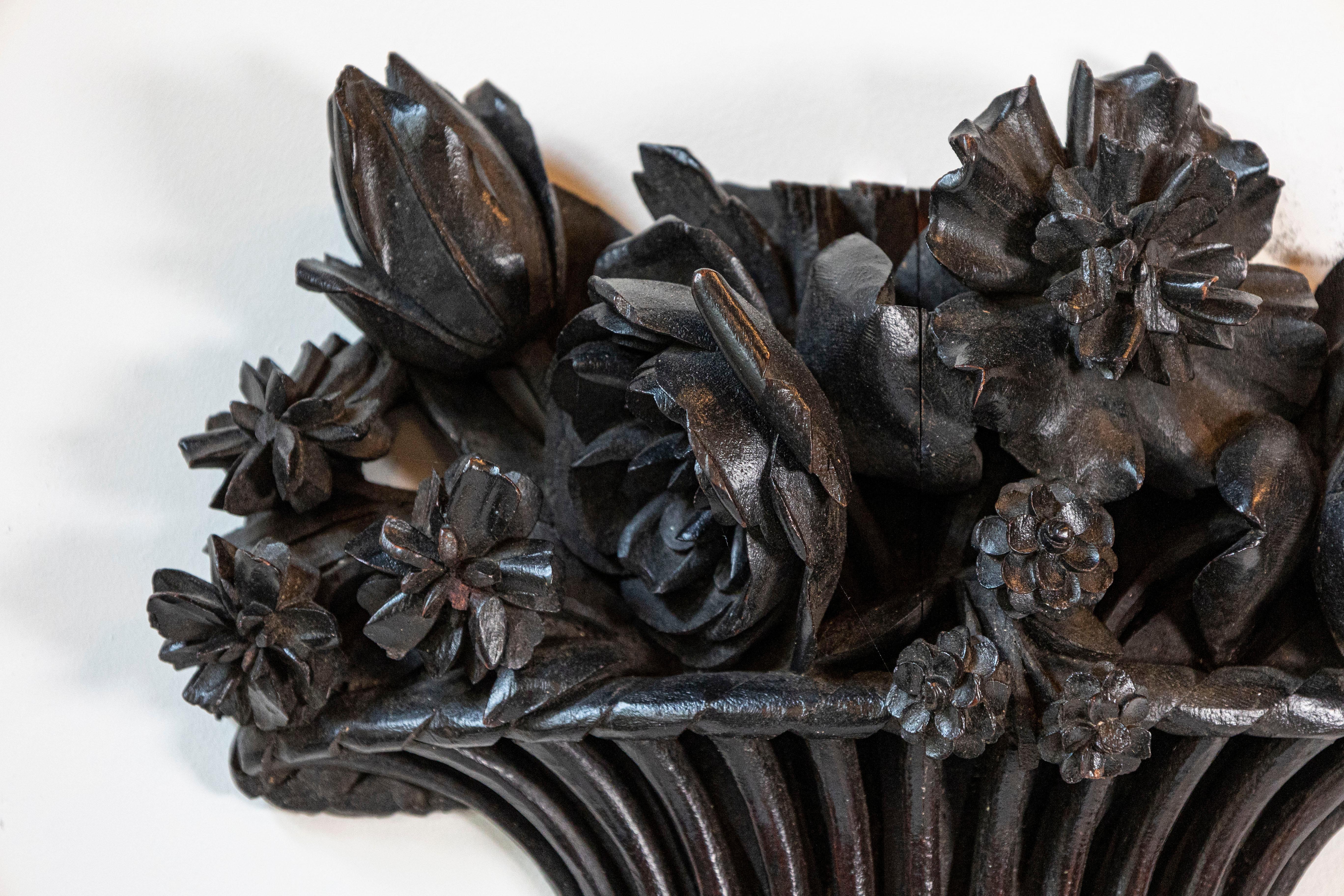 Escultura francesa de cesta de flores tallada a mano con pátina oscura, S. XIX Francés en venta