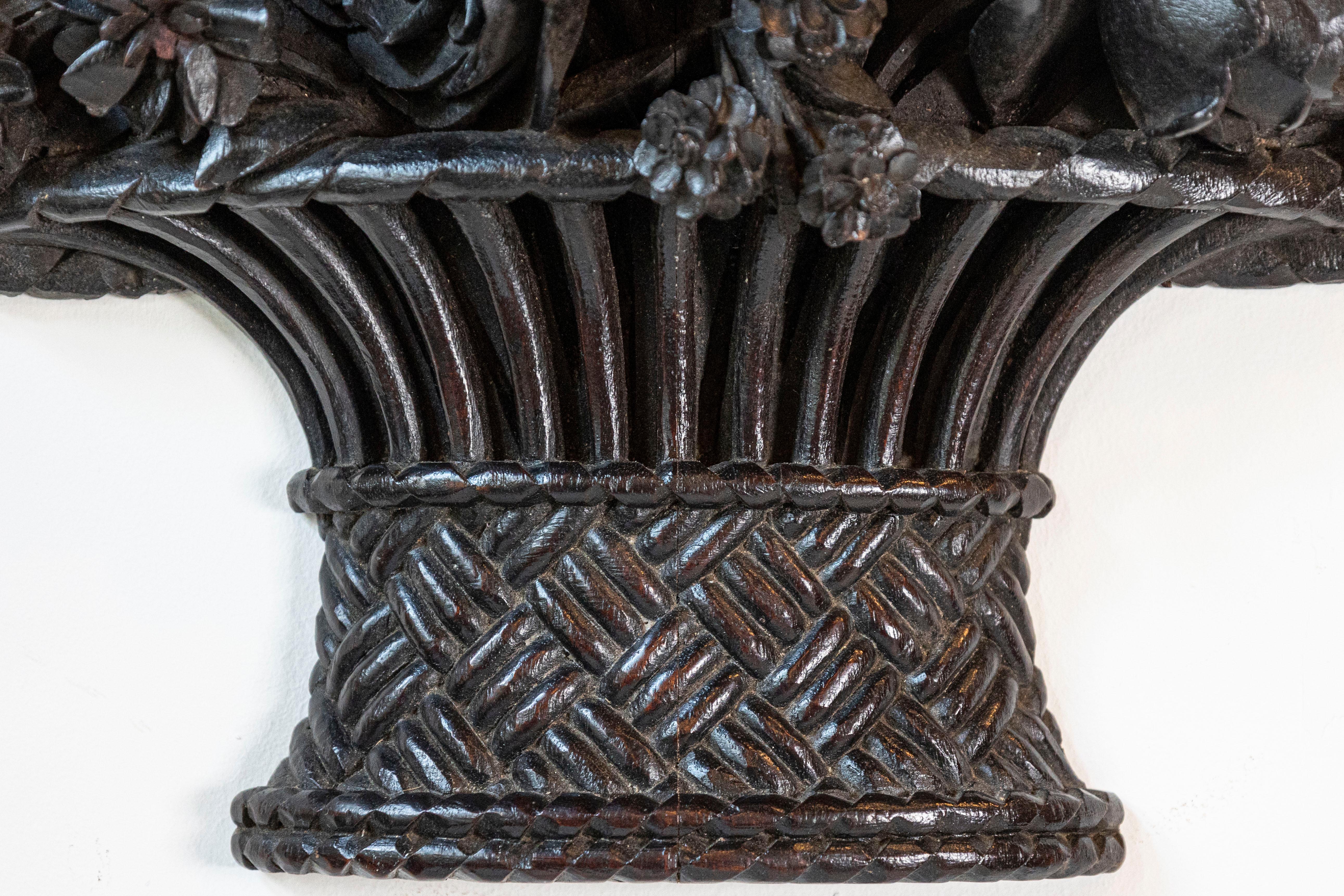 Escultura francesa de cesta de flores tallada a mano con pátina oscura, S. XIX Tallado a mano en venta