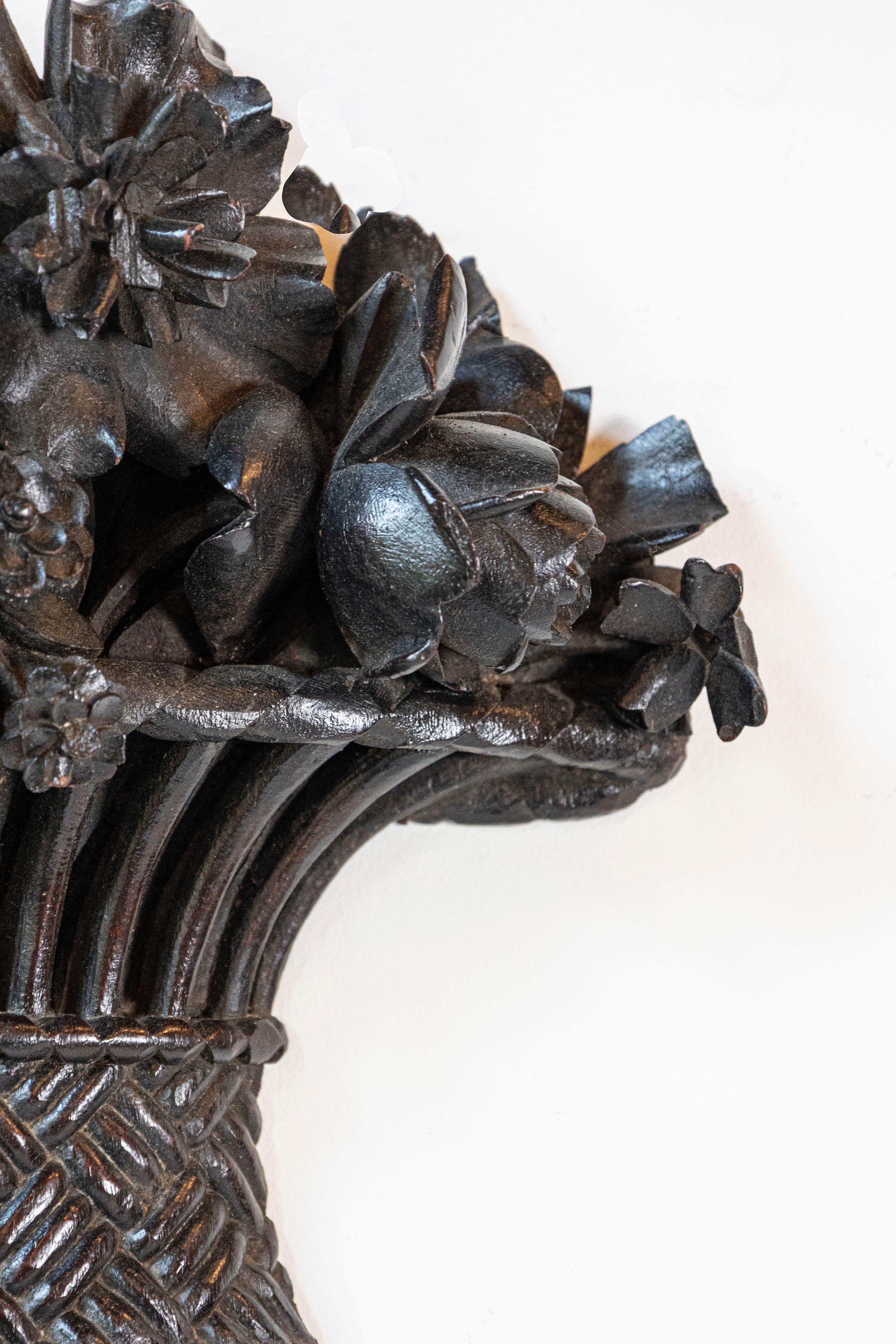 Escultura francesa de cesta de flores tallada a mano con pátina oscura, S. XIX en Bueno estado para la venta en Atlanta, GA