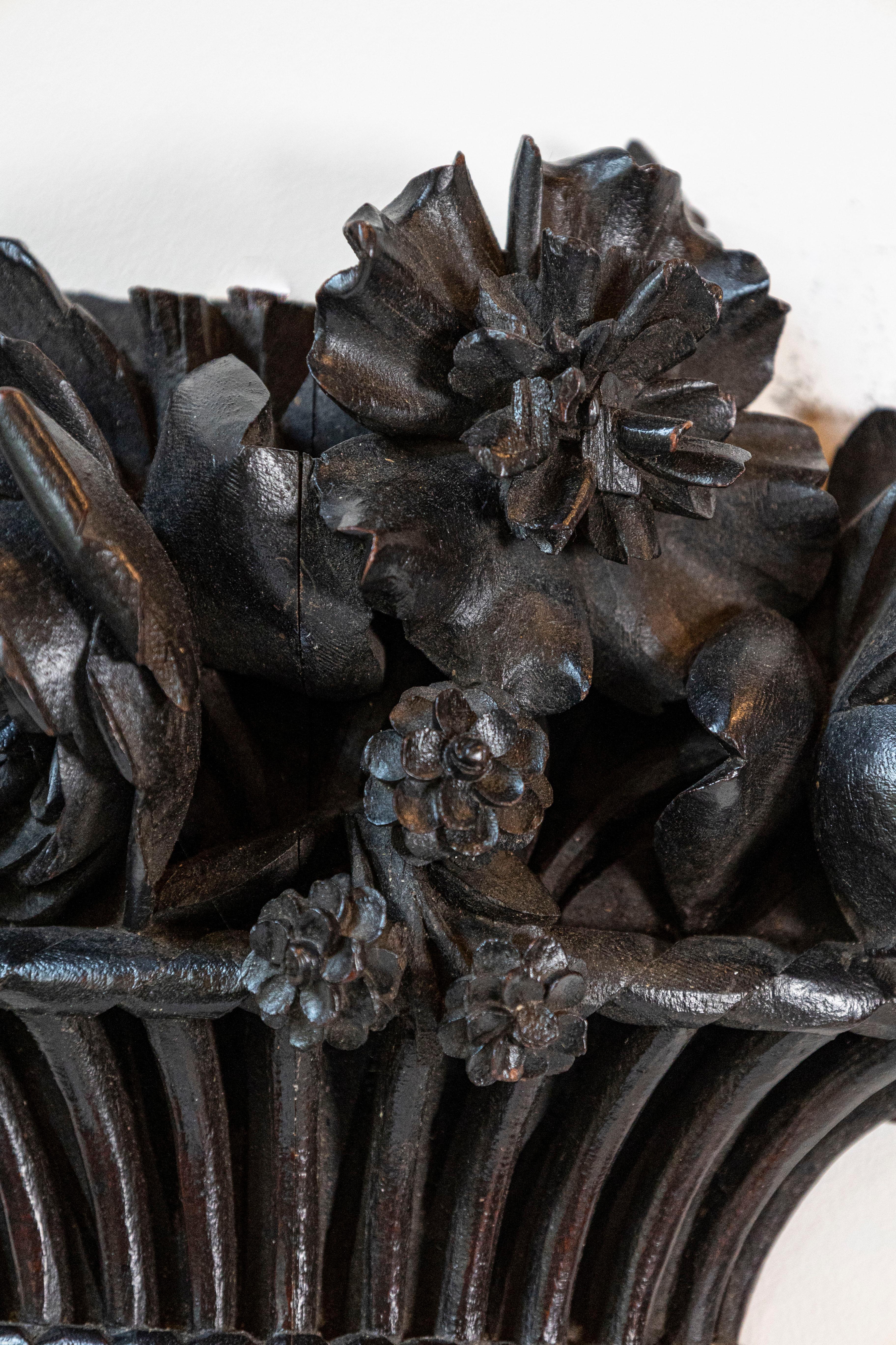 Escultura francesa de cesta de flores tallada a mano con pátina oscura, S. XIX siglo XIX en venta