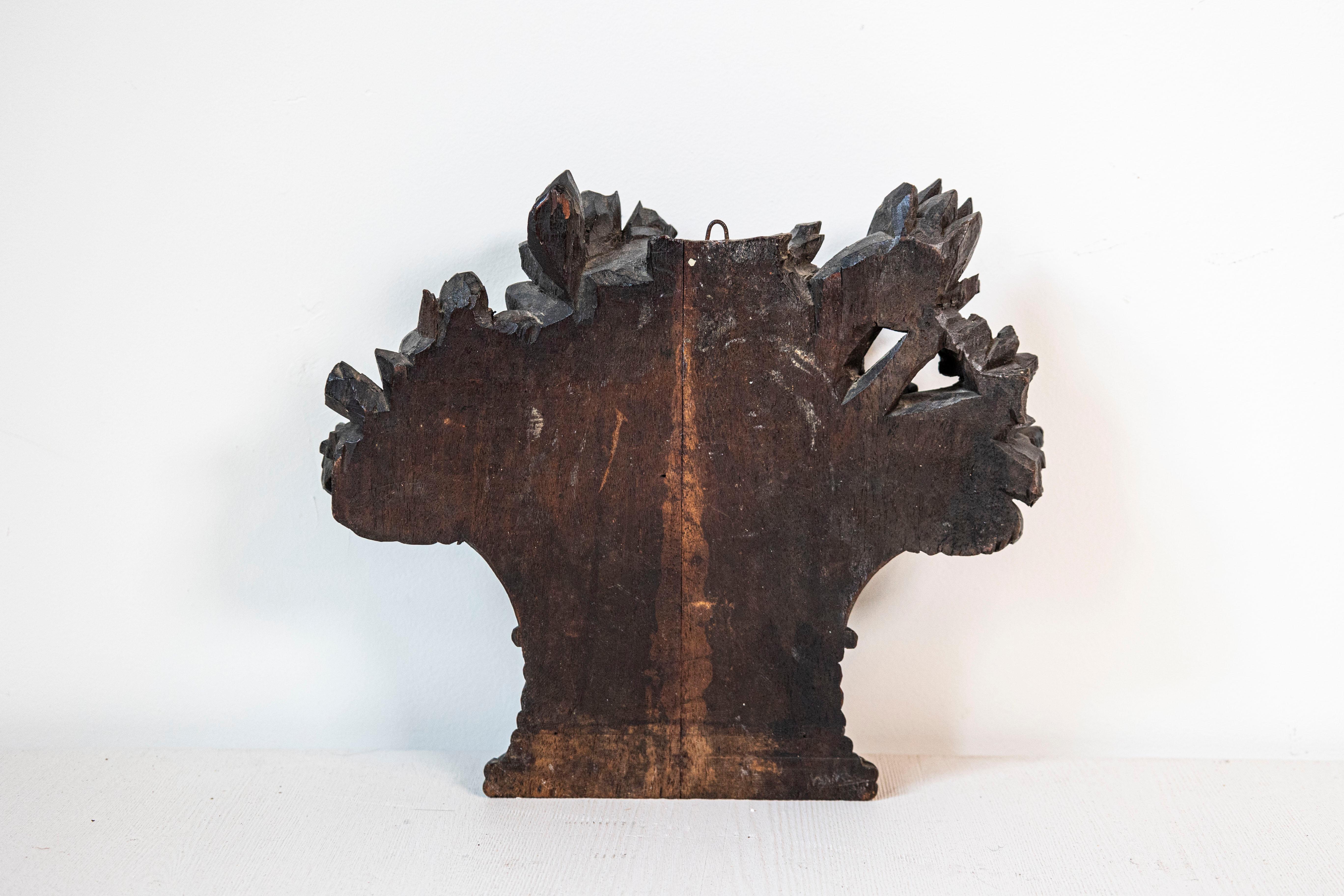 Escultura francesa de cesta de flores tallada a mano con pátina oscura, S. XIX Madera en venta